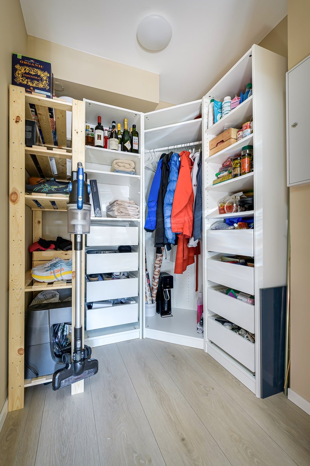 Fra soverom nr. 2 har du tilgang til en innvendig bod. Her kan du enkelt kan gjemme unna alt du ønsker lett tilgjengelig, men ikke synlig. Eller du kan få ditt eget walk-in closet. Galleribilde