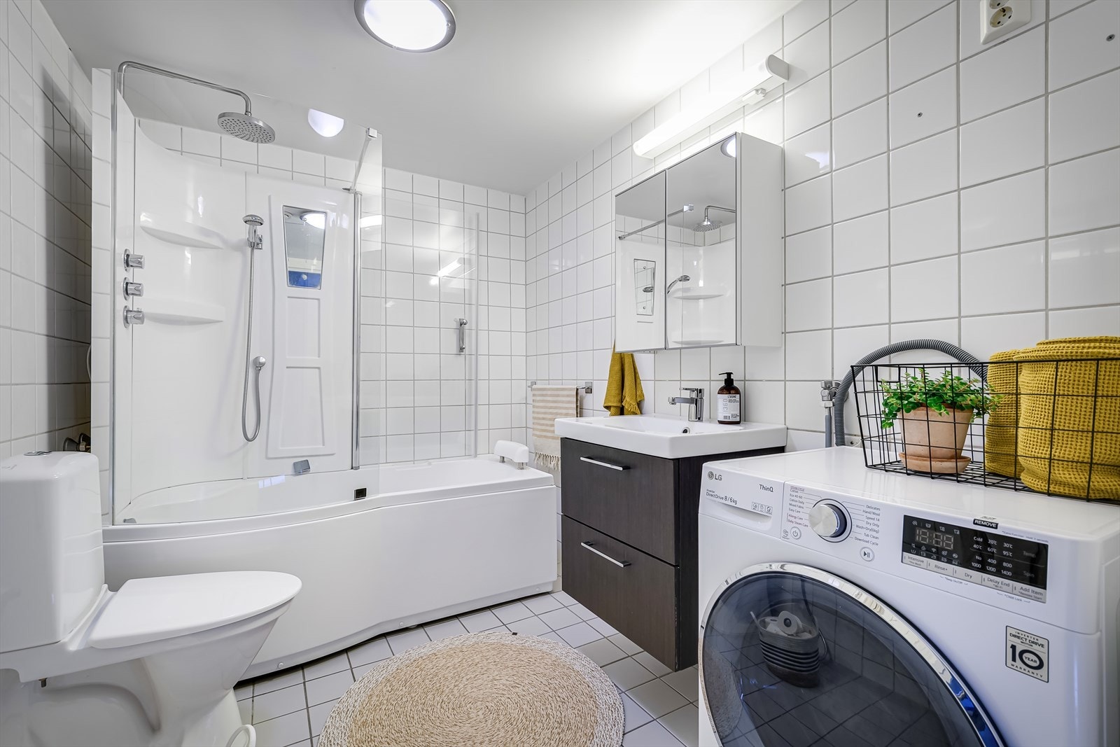 Dette store og lyse flislagte badet er et godt sted å starte dagen! Galleribilde