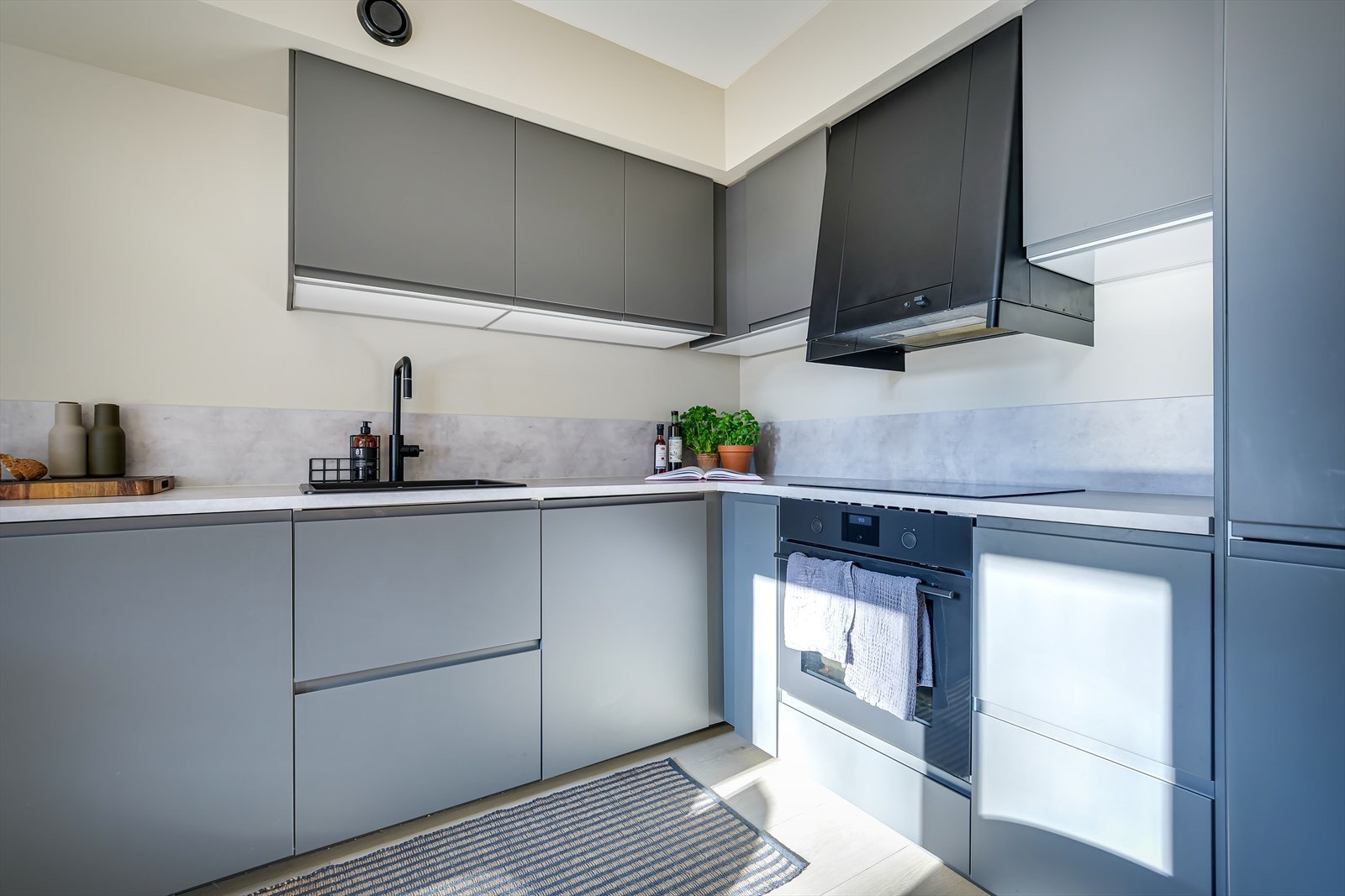 Kjøkkeninnredningen er fra Ikea og har lekre matte fronter. Benkeplaten er i laminat og med nedfelt komposittkum. Galleribilde