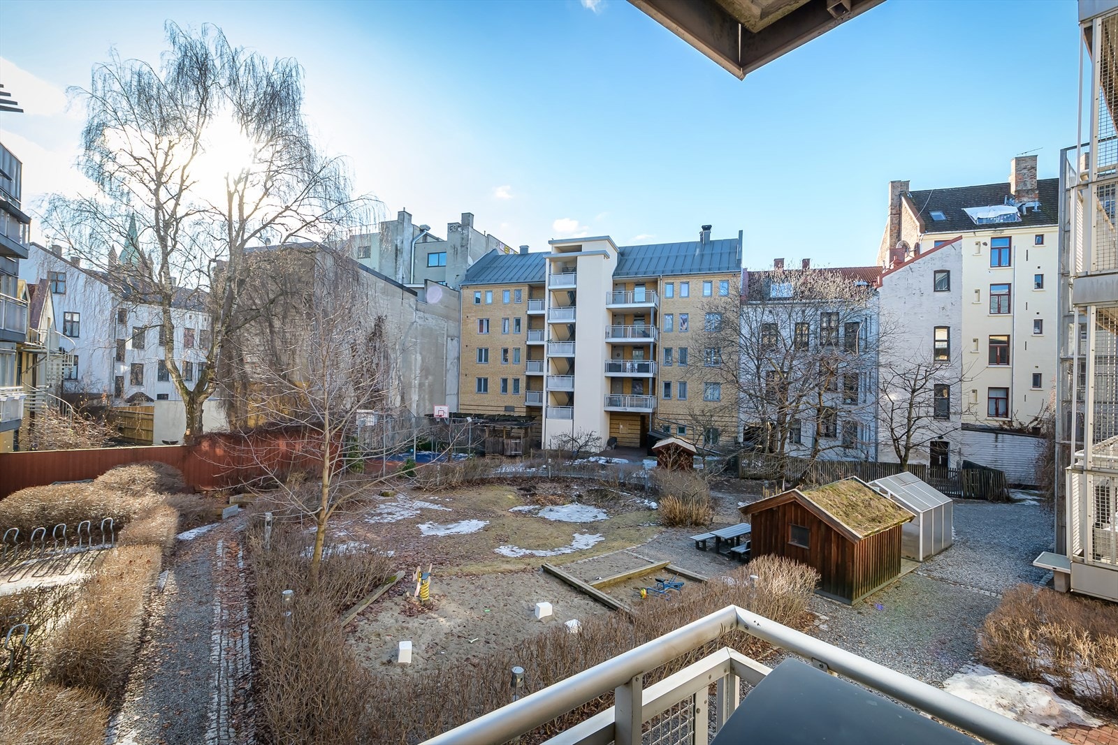 Denne uteplassen vender ut mot stille bakgård. Galleribilde