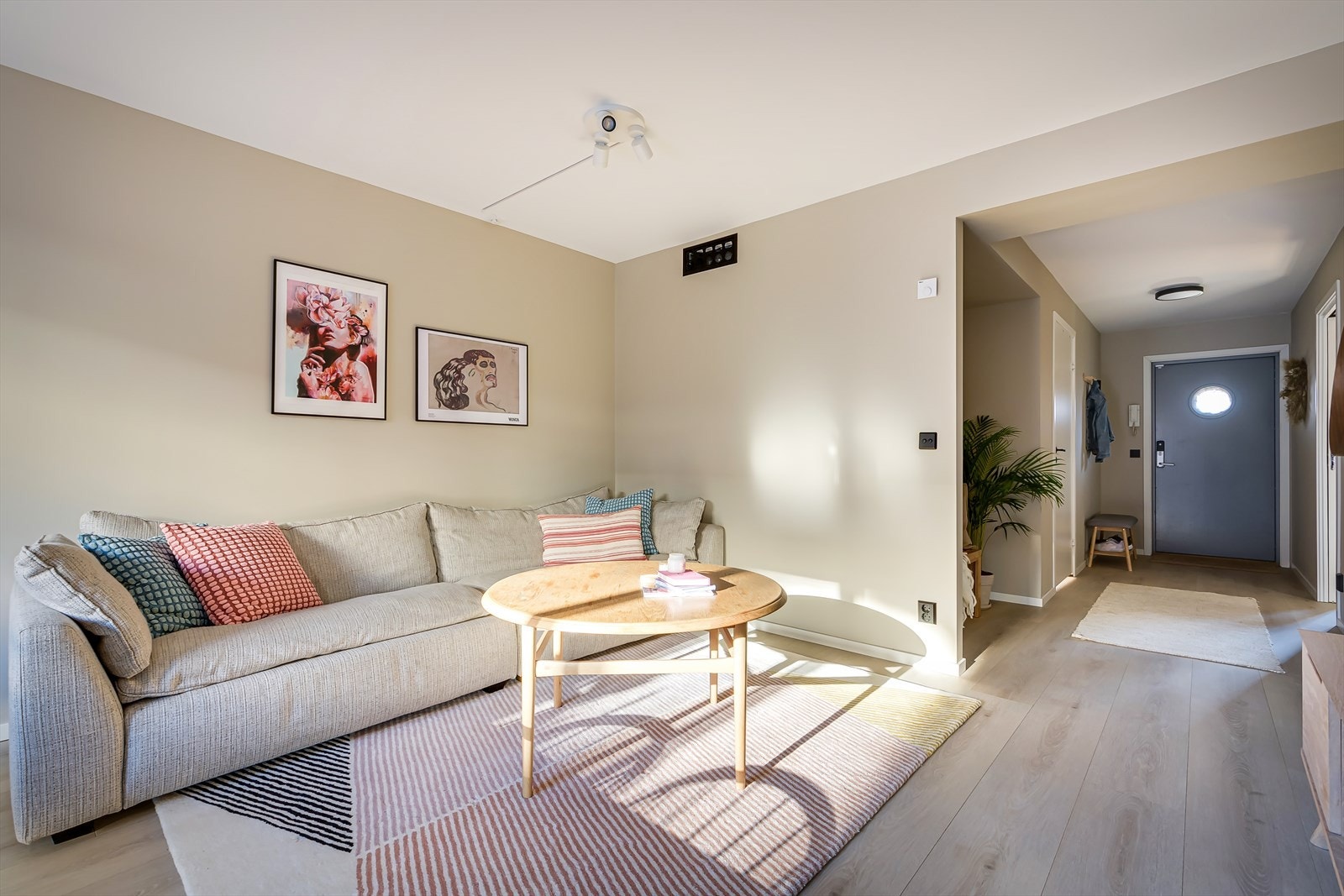 Tidsriktig fargevalg gir en god og lun atmosfære i leiligheten. Galleribilde