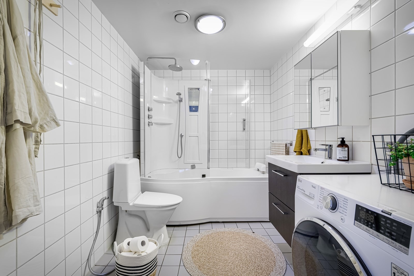 Badet er utstyrt med et dusjkabinett/badekar, servantinnredning, et gulvmontert toalett samt opplegg for vaskemaskin. Galleribilde