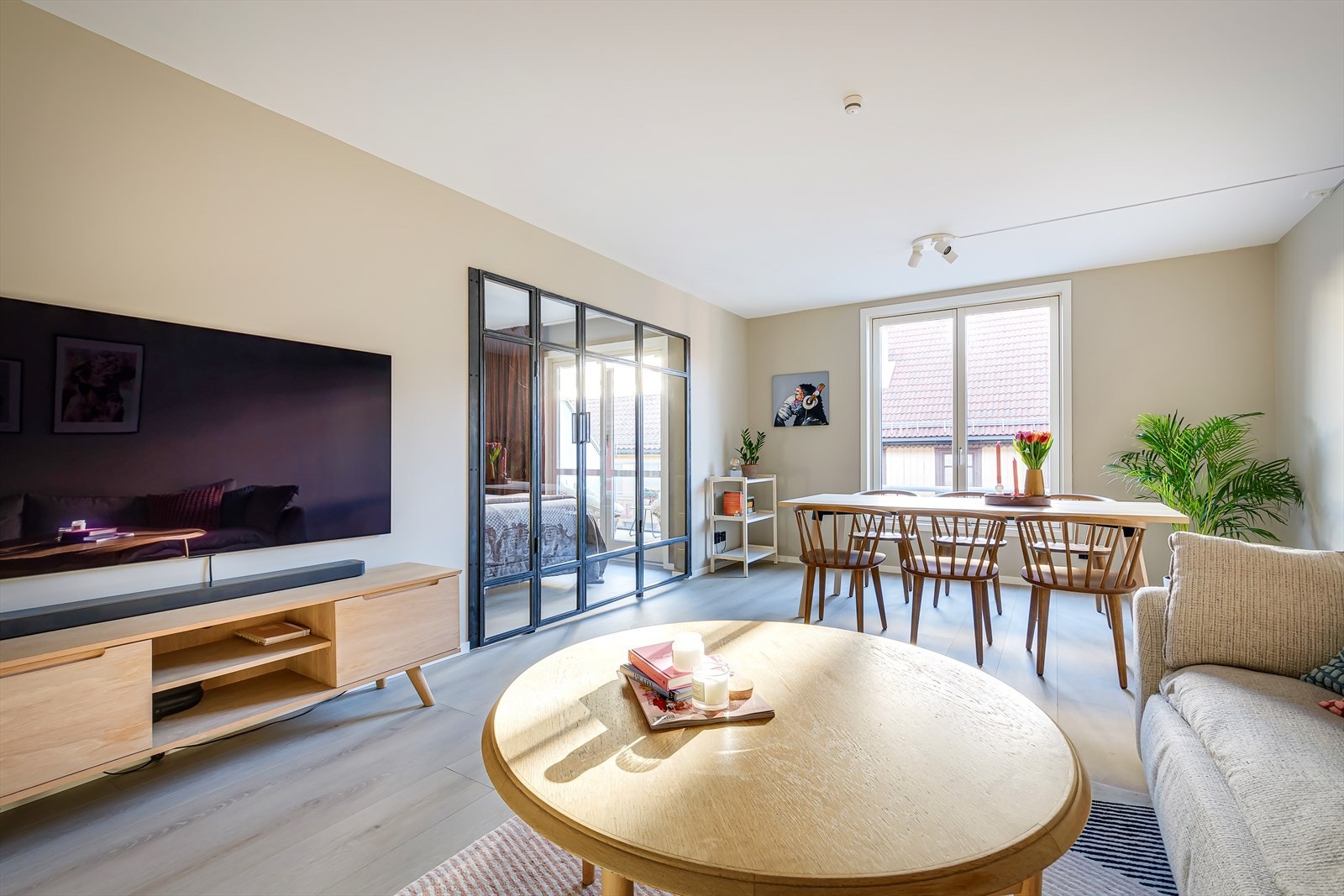 Leiligheten har en åpen og sosial løsning. Galleribilde