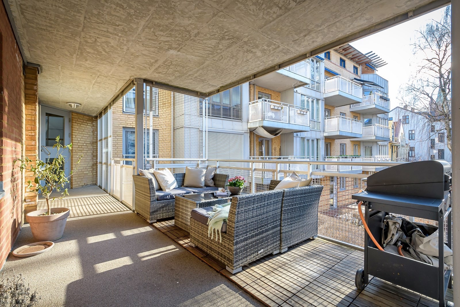 Svalgangen er en del av borettslagets fellesareal, men leilighetene har fått hver sin del som kan brukes som sitt eget. Galleribilde