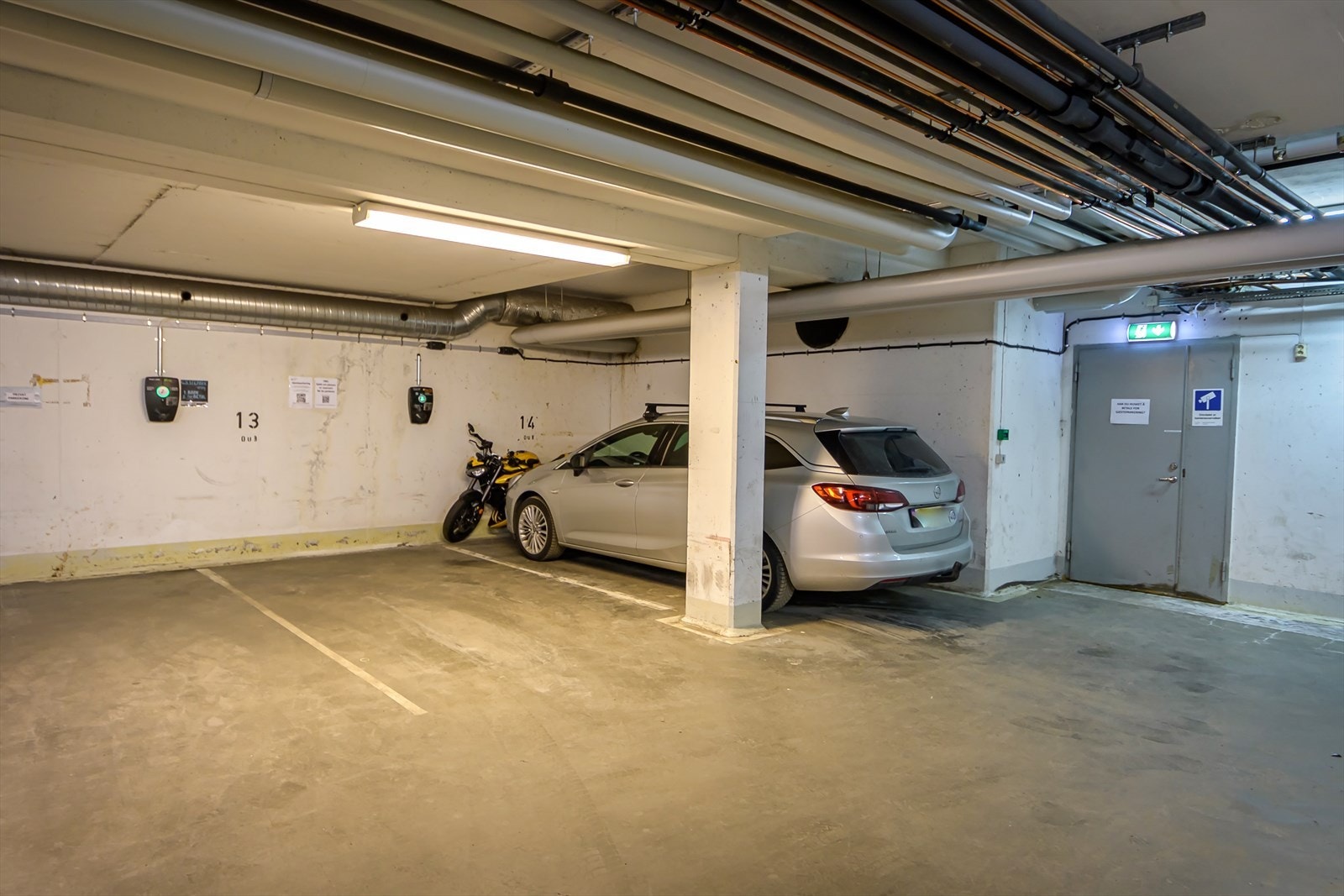 Selger disponerer i dag én biloppstillingsplass i felles garasjeanlegg i kjeller. Denne kan kjøpes sammen med leiligheten. Ta kontakt med megler for mer informasjon. Galleribilde
