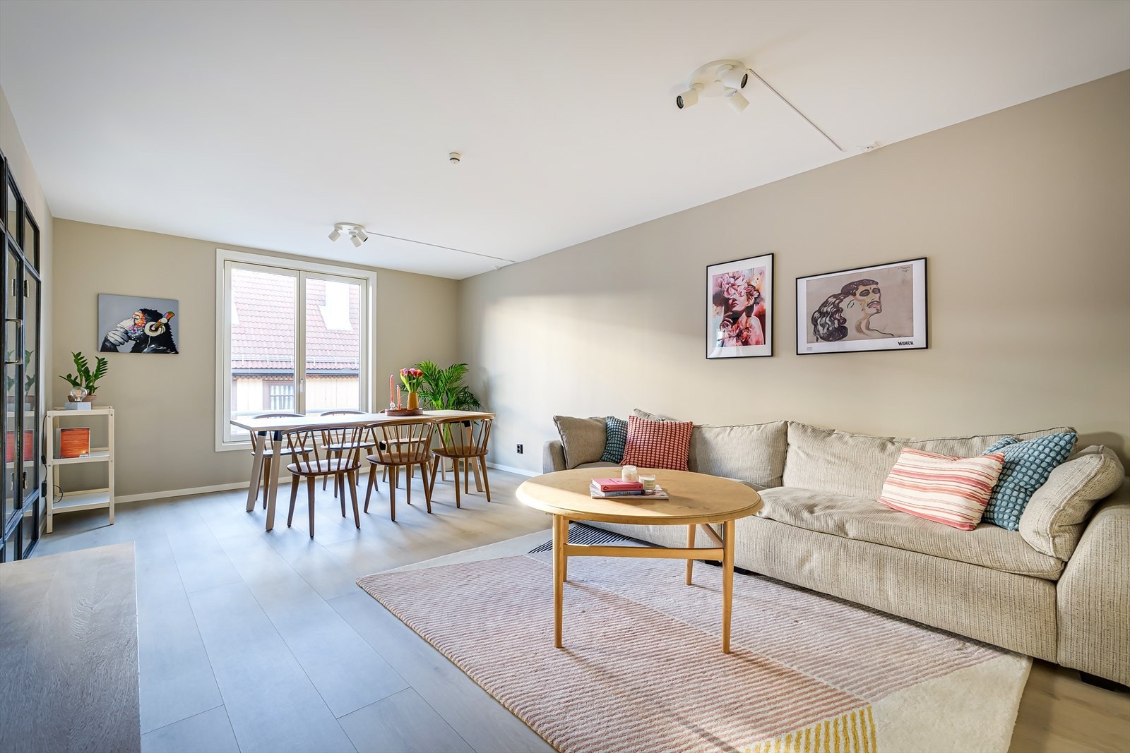 Stuen er lys og romslig, med store vindusflater. Galleribilde