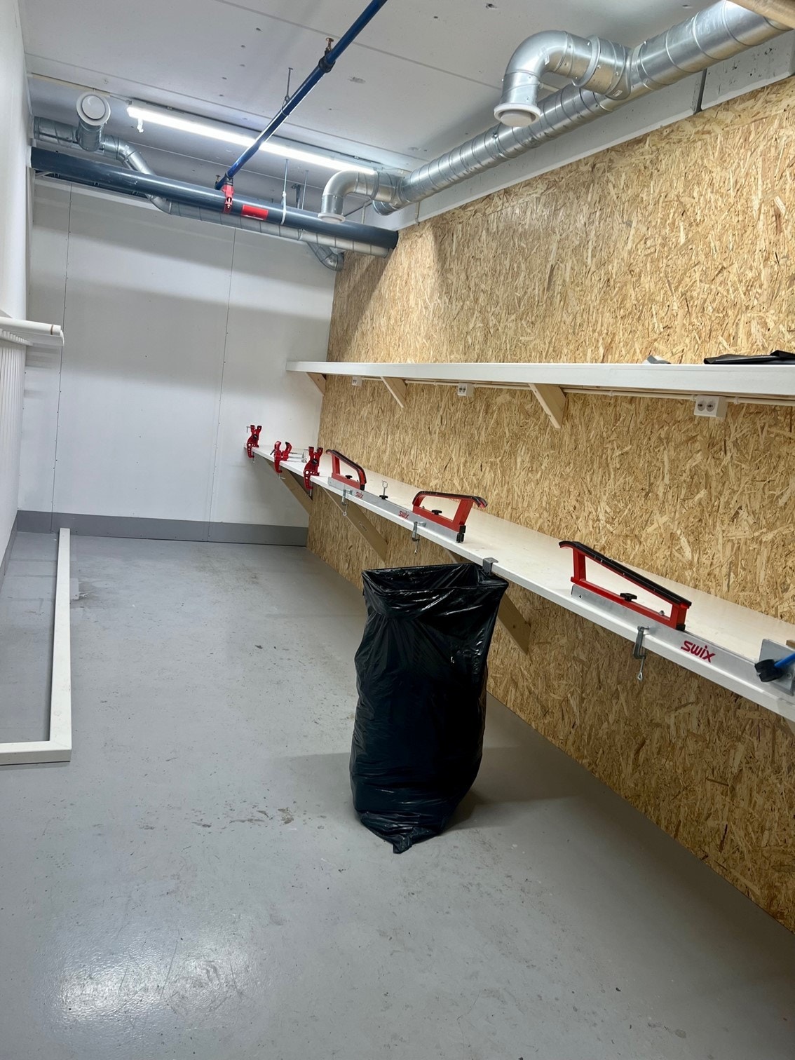 Praktisk smørebod i kjeller av leilighetskomplekset Galleribilde