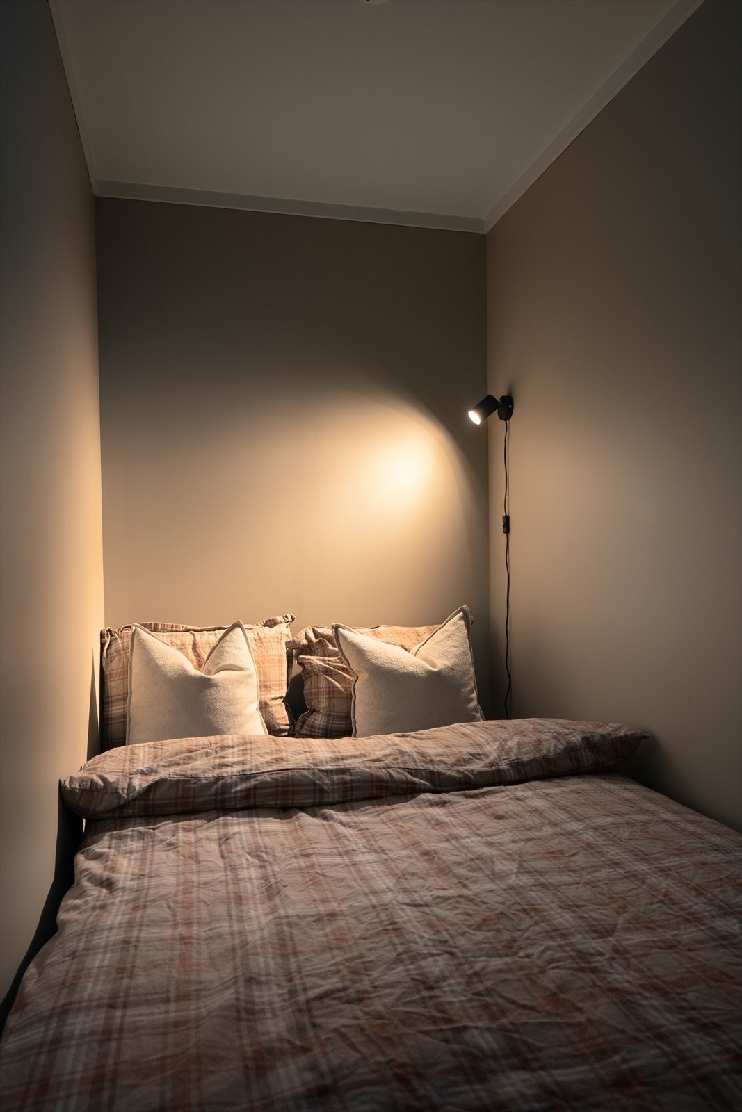 Bod 1, selger har innredet boden med seng Galleribilde