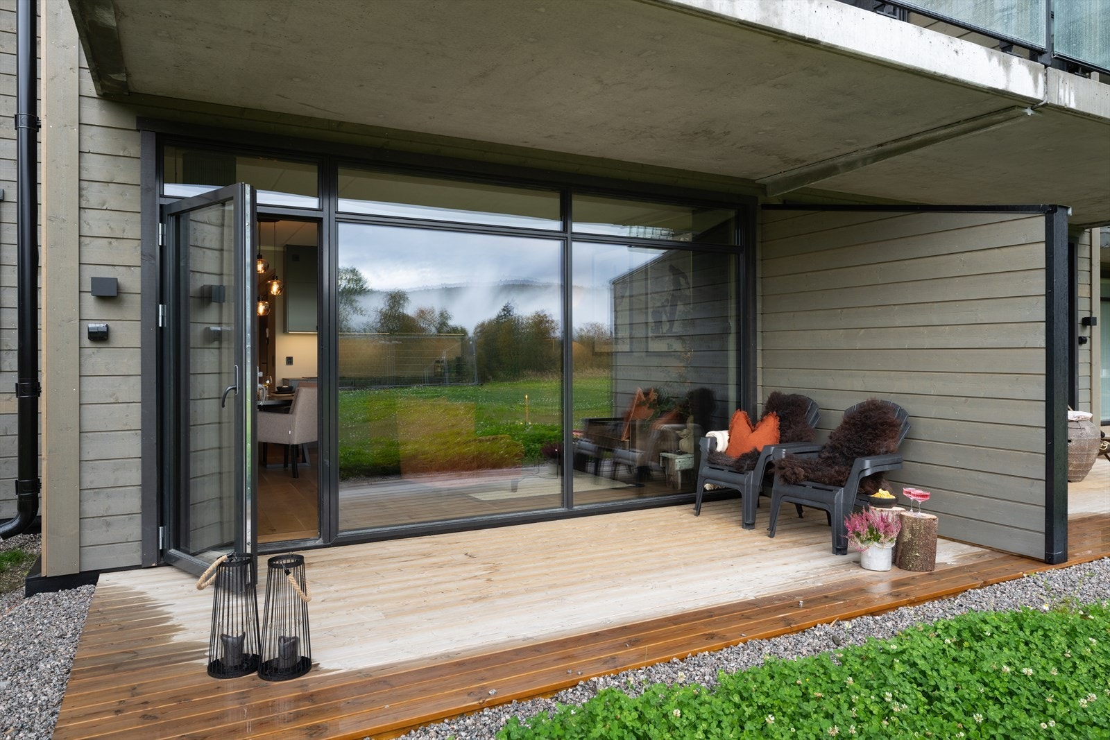 Sørvendt terrasse med utgang fra stue/spisestue Galleribilde