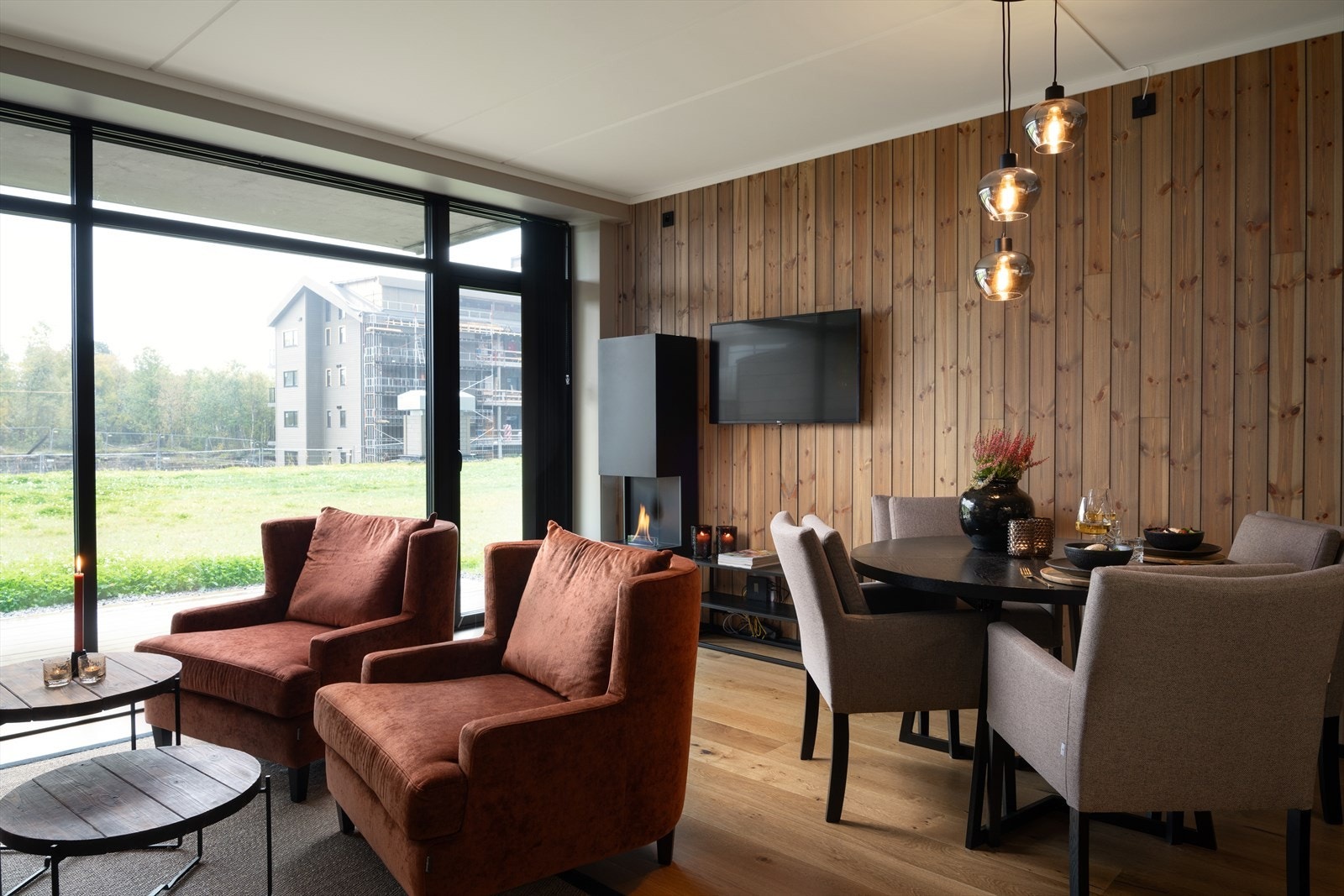 Stue/spisestue med utgang til overbygd terrasse Galleribilde