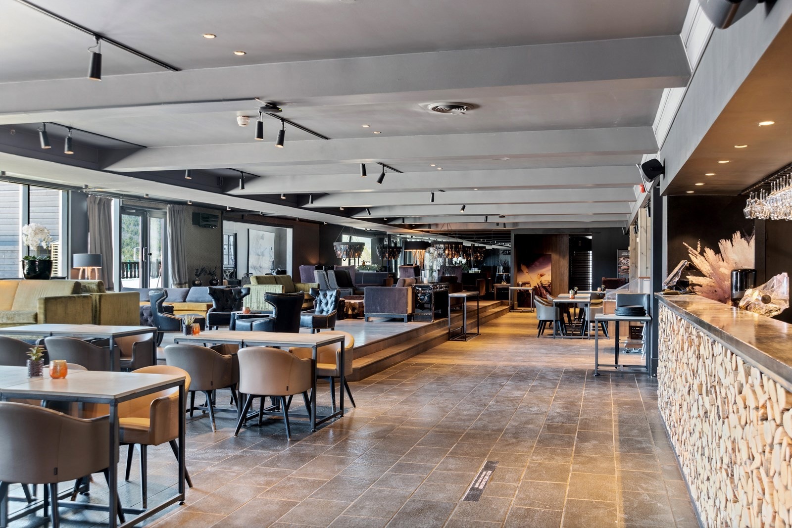 Highland Hotel med pizzeria og bakeri Galleribilde