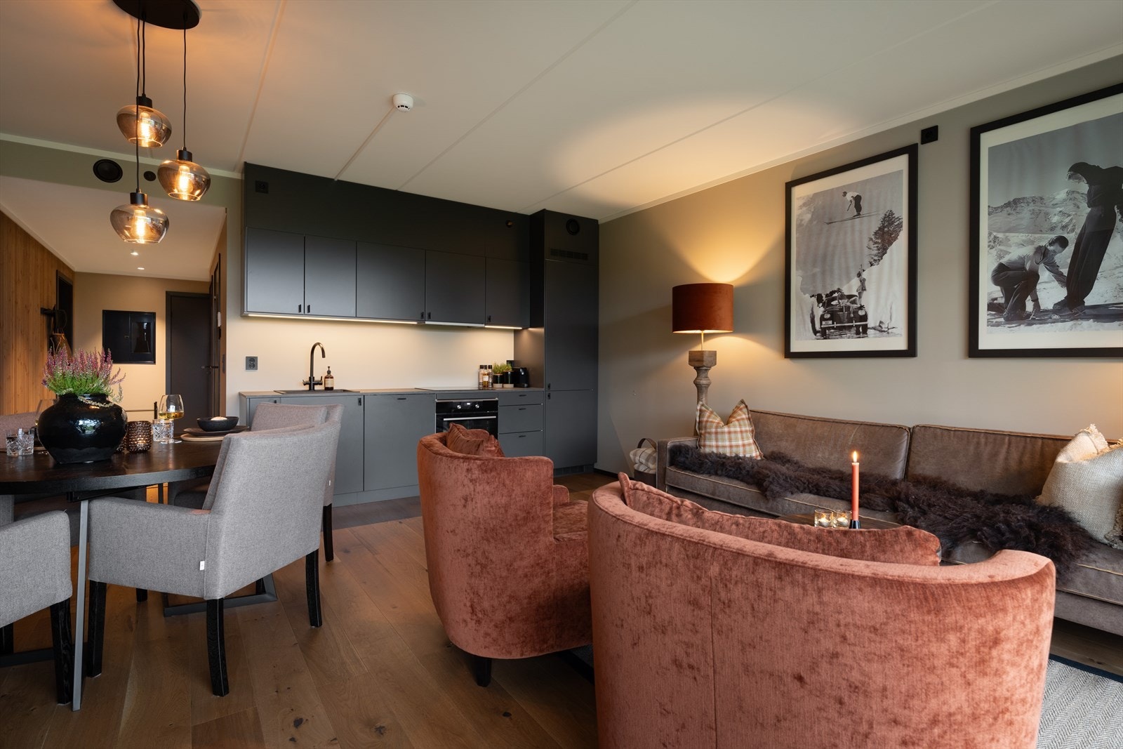 Kjøkken med åpen løsning til stue/spisestue Galleribilde