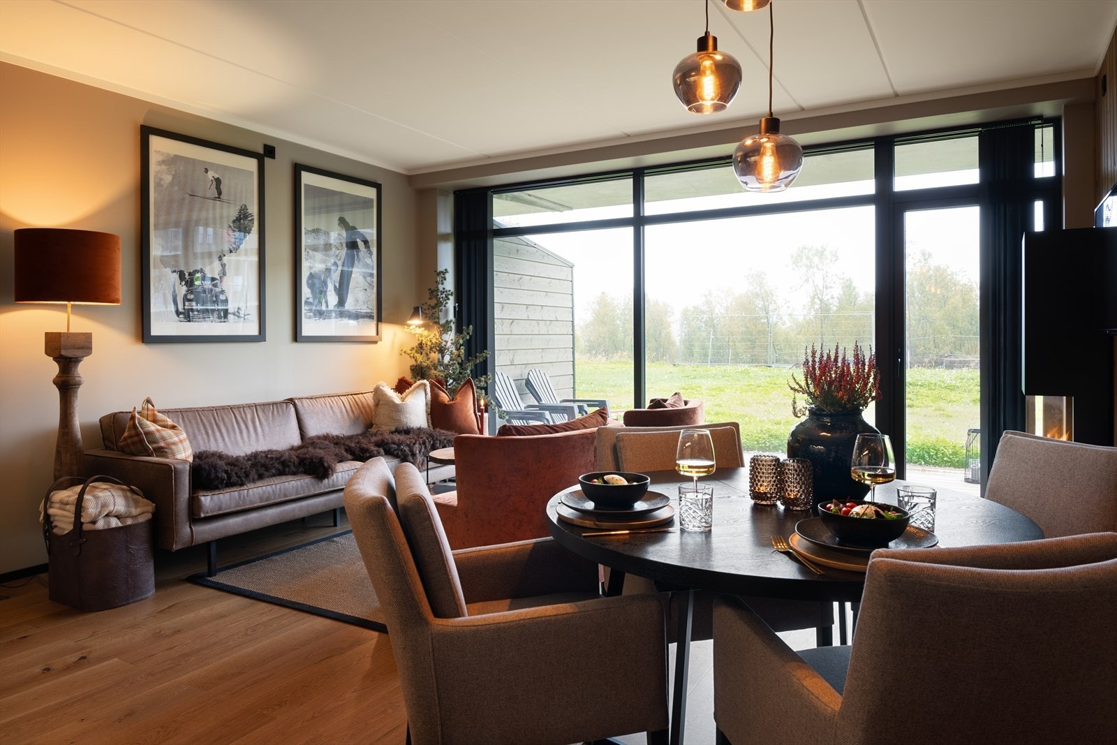 Spisestue/stue. Galleribilde