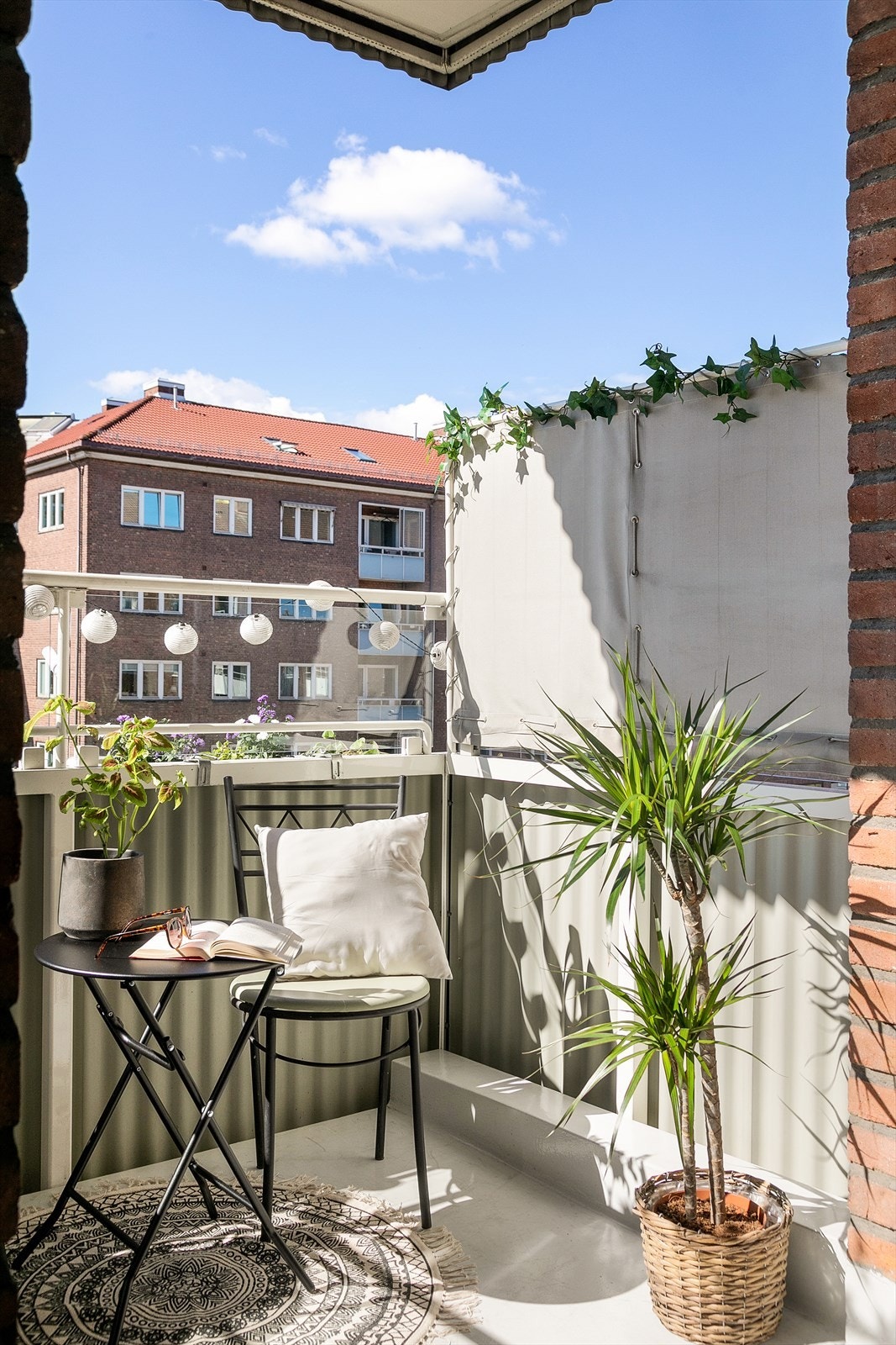 Her er det plass til en hyggelig sittegruppe, blomsterkasser og grill. Galleribilde