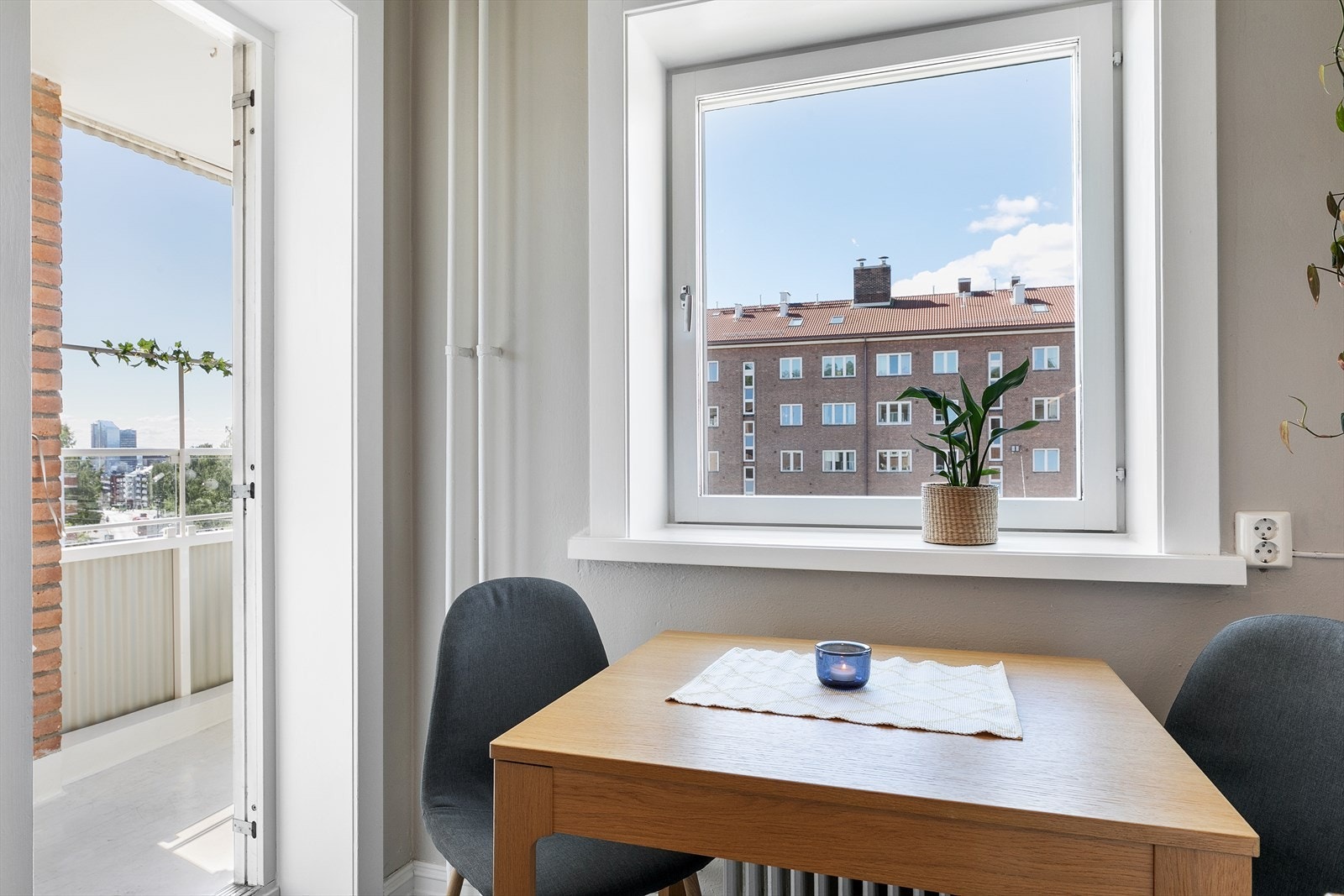 På de varme dagene er det deilig å kunne sette opp balkongdørene og binde sammen inne- og uterom. Galleribilde