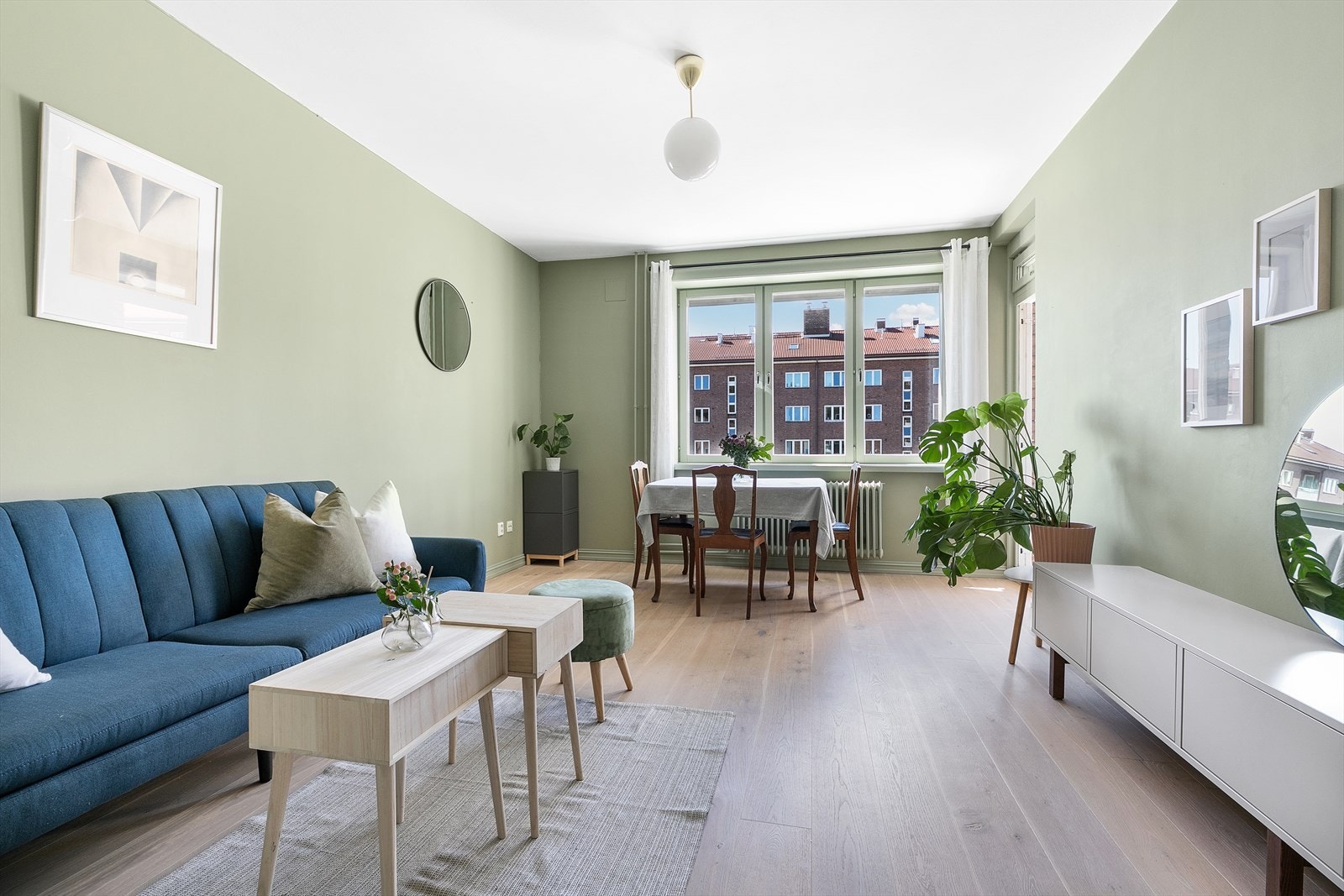 Den store og lyse stuen blir fort det rommet dere vil tilbringe mest tid i! Galleribilde