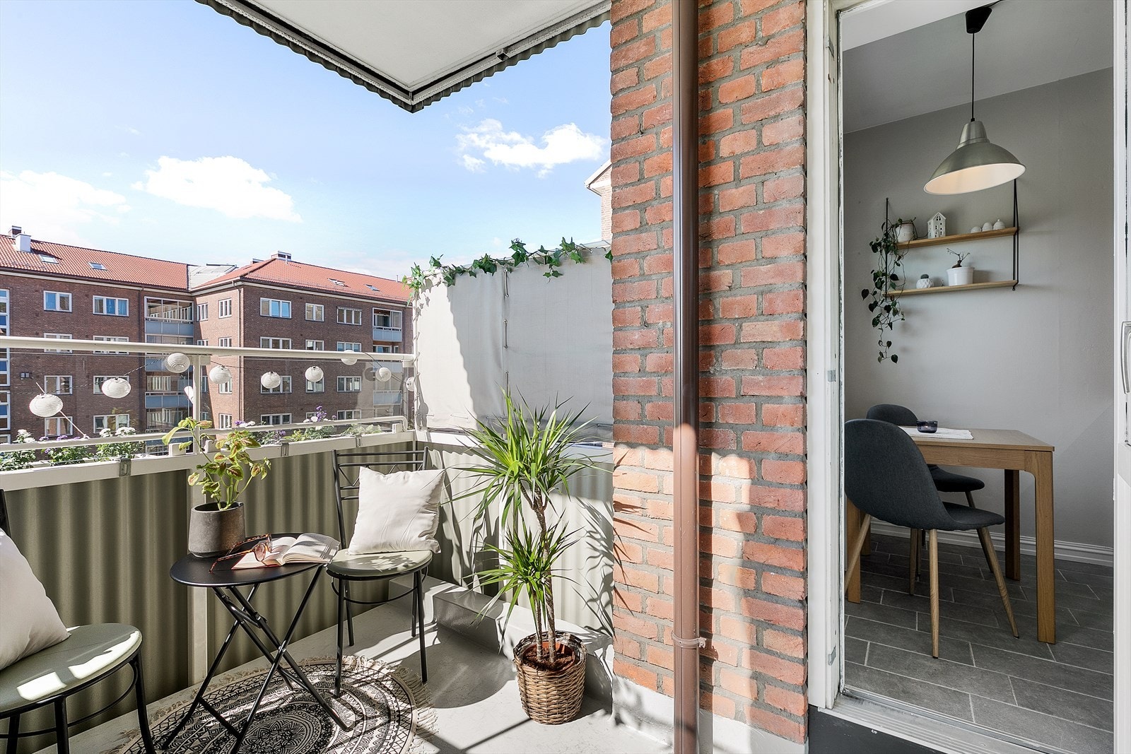 Fra stue (og kjøkken) er det utgang til en herlig, solrik balkong på ca 4,7m ². Galleribilde