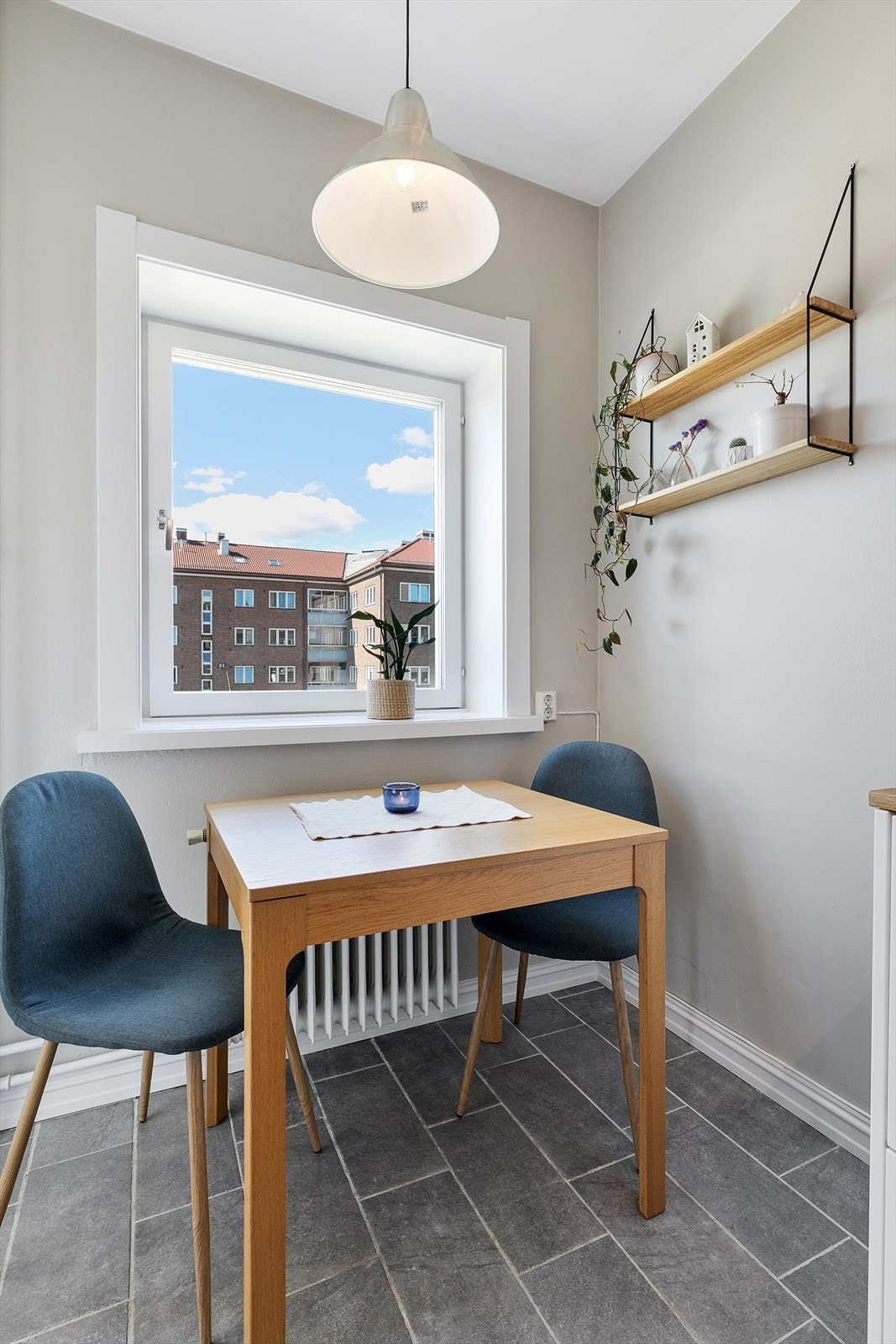 Med plass til spisebord ved vindusposten, kan dagens måltider nytes her! Galleribilde