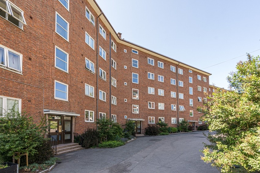 Fra hyggelige, pent opparbeidede fellesareal er det enkel adkomst til leiligheten som ligger i byggets 4. etasje. Galleribilde