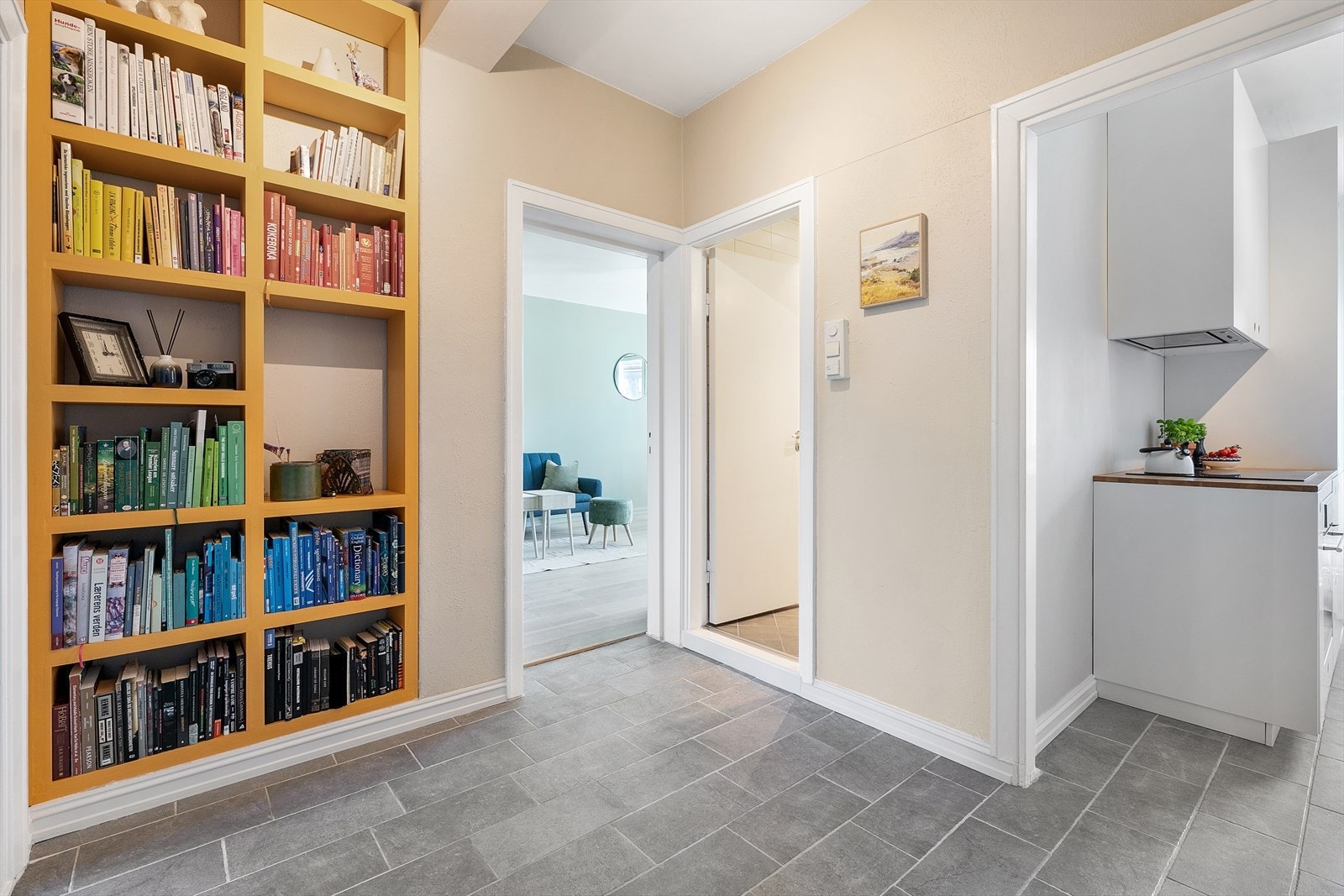 I det dere trer over dørstokken forstår dere umiddelbart hvilket lyst og innbydende hjem dette er! Galleribilde