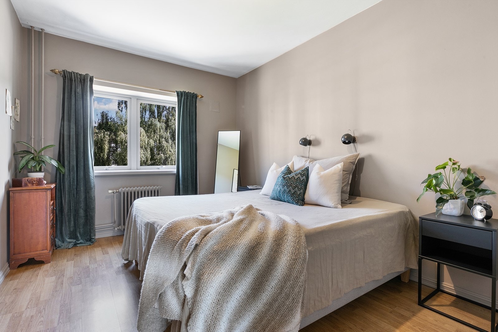 Hovedsoverommet er stort og innbydende med god plass til dobbeltseng, tilhørende nattbord og skrivebord. Galleribilde