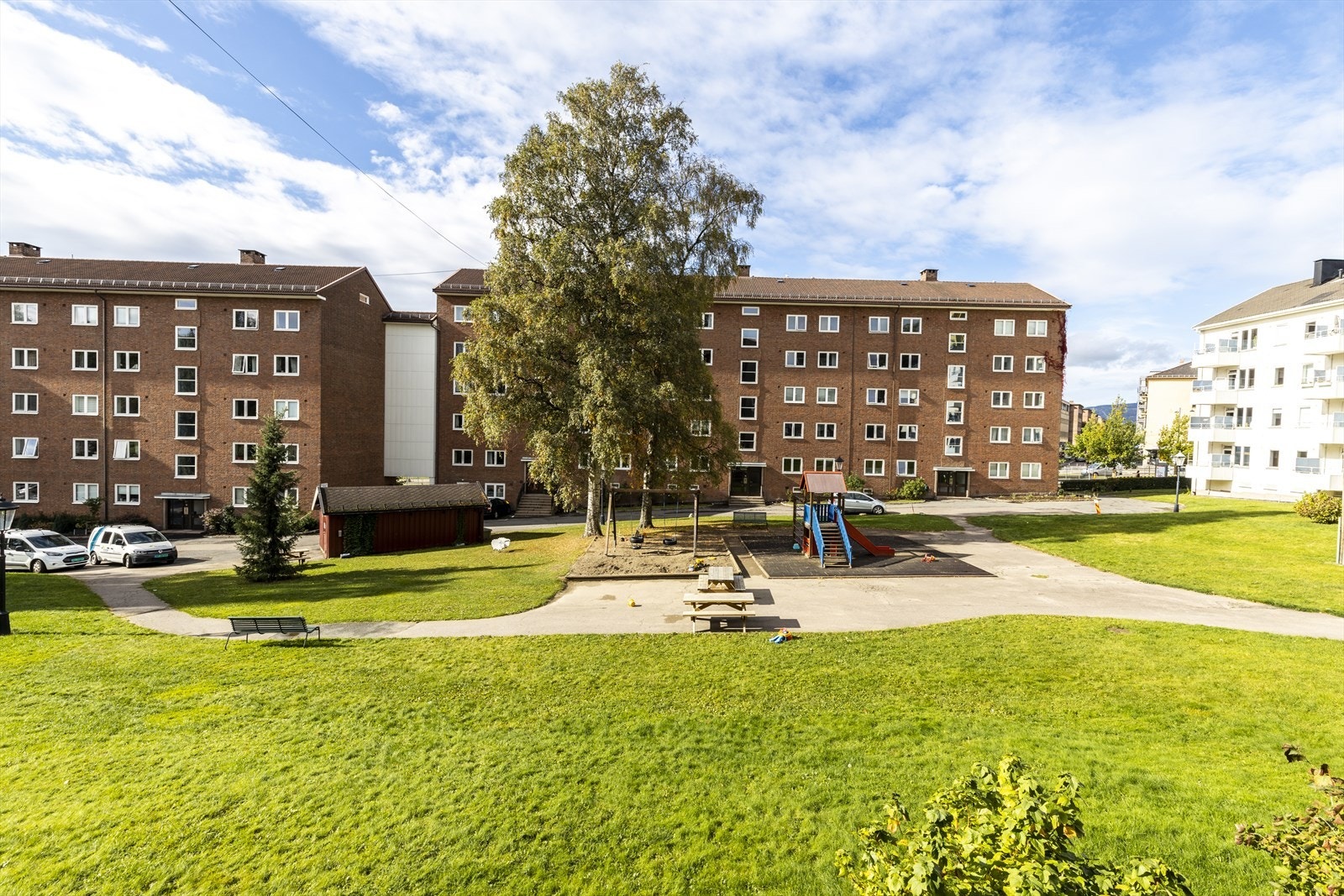 Borettslaget har ca. 83 parkeringsplasser som tildeles etter venteliste. Det er også beboerparkering i området. Galleribilde