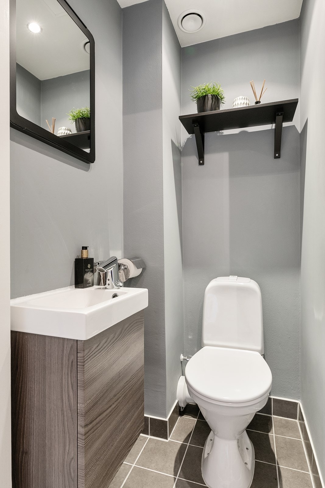 Fra gangen er det adkomst til separat toalett med servant, speil og wc. Galleribilde