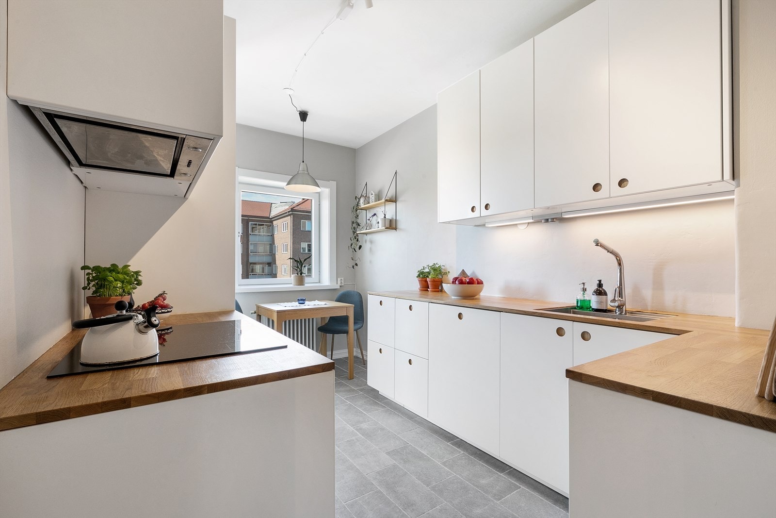 Drømmer dere om et separat kjøkken hvor alle dagens måltider kan tilberedes i fred og ro? Det får dere her! Galleribilde