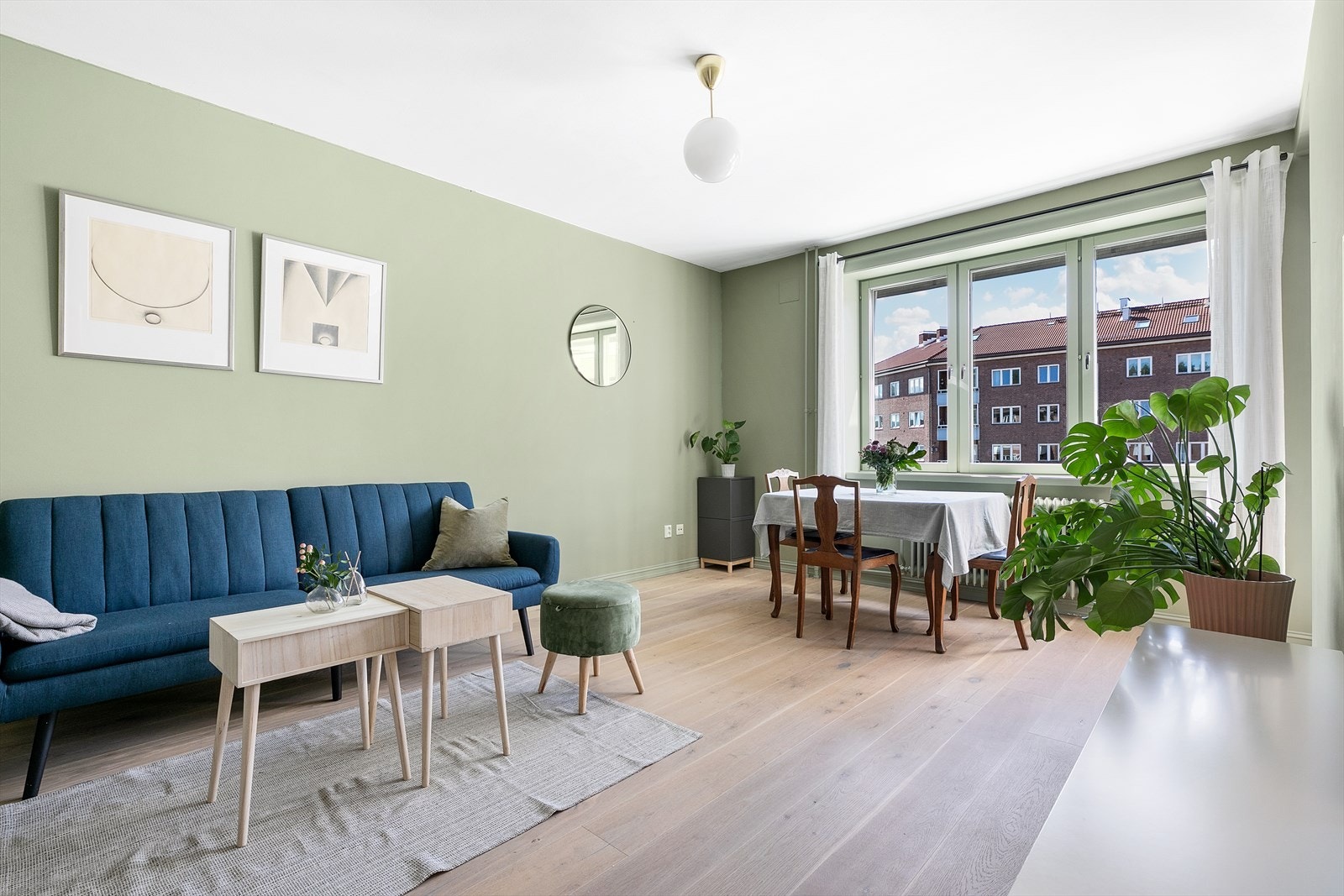 Selve stuerommet er av god størrelse med plass til sofagruppe, bord, TV-benk og spisebord. Galleribilde