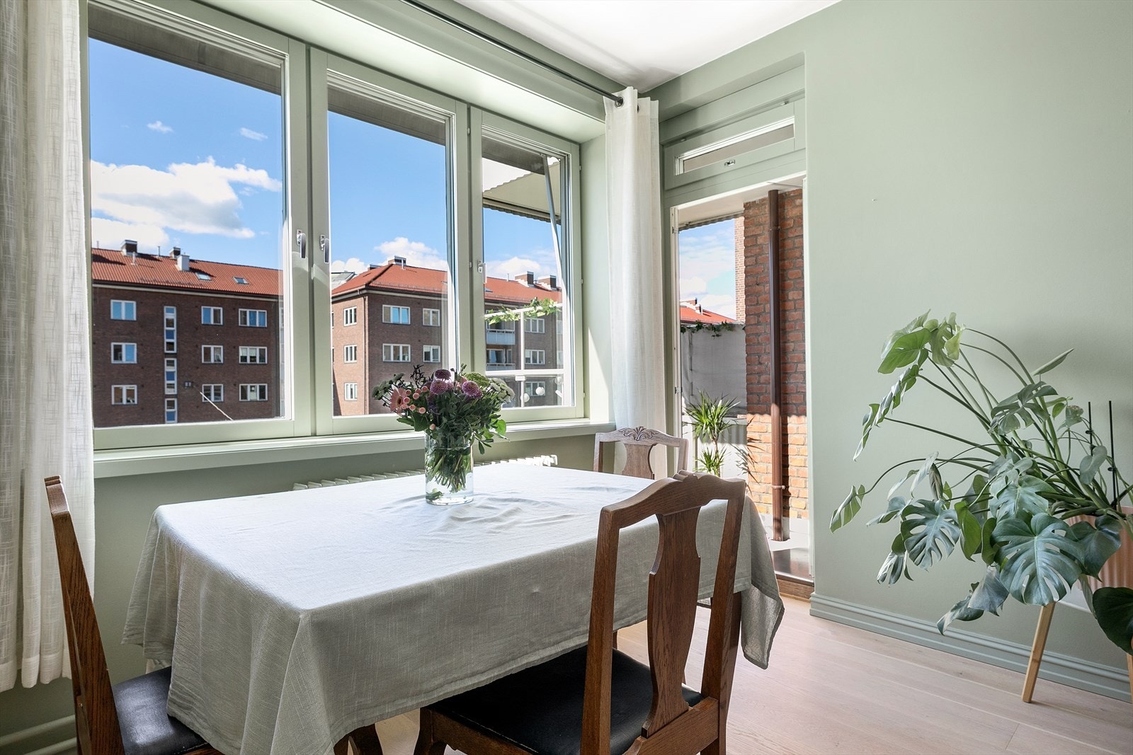 Det første som fanger oppmerksomheten, er de store vinduene med dype karmer som sørger for rikelig med naturlig lys og luft i rommet. Galleribilde