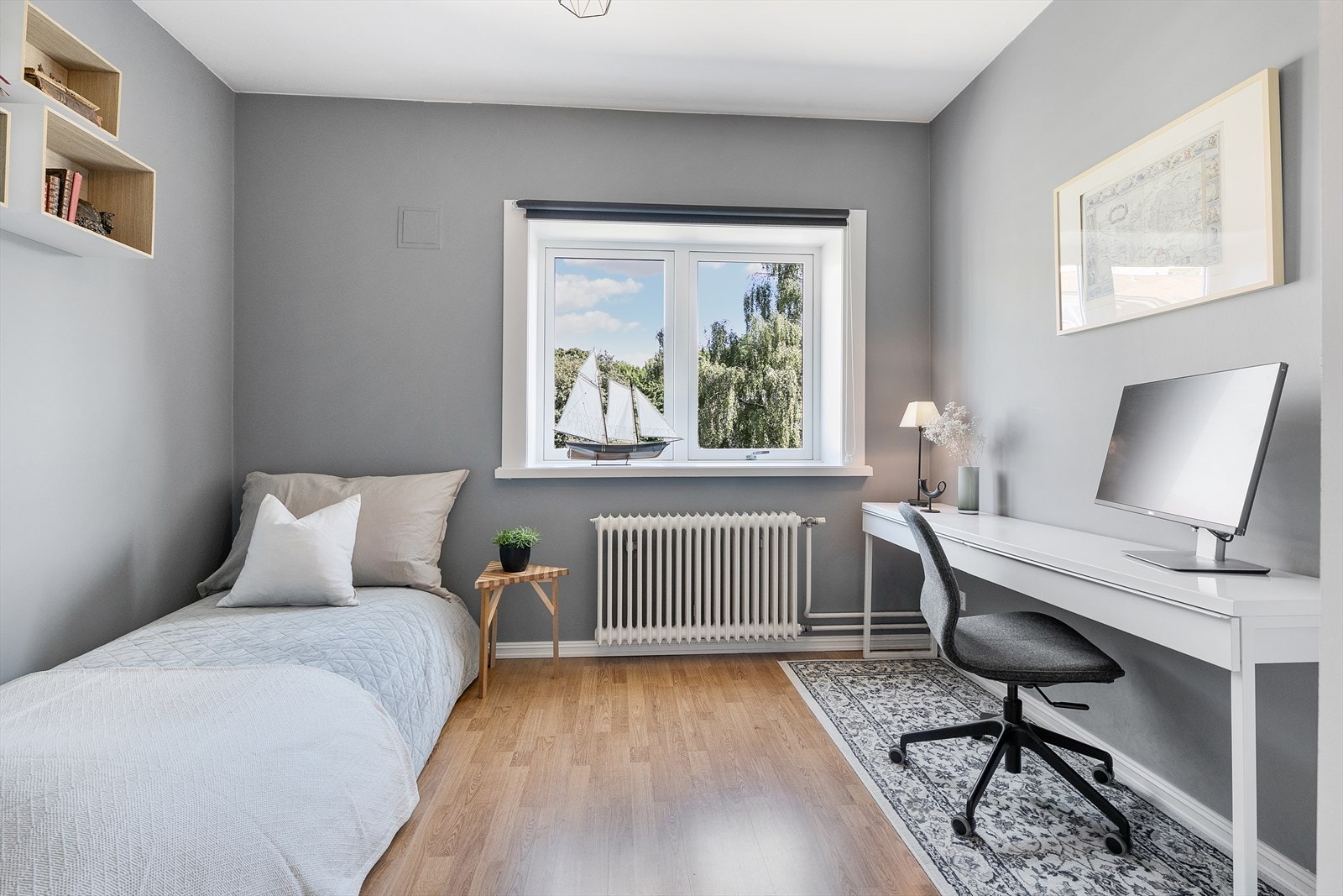 Boligens andre soverom egner seg utmerket som barnerom, gjesterom eller kontor. Galleribilde