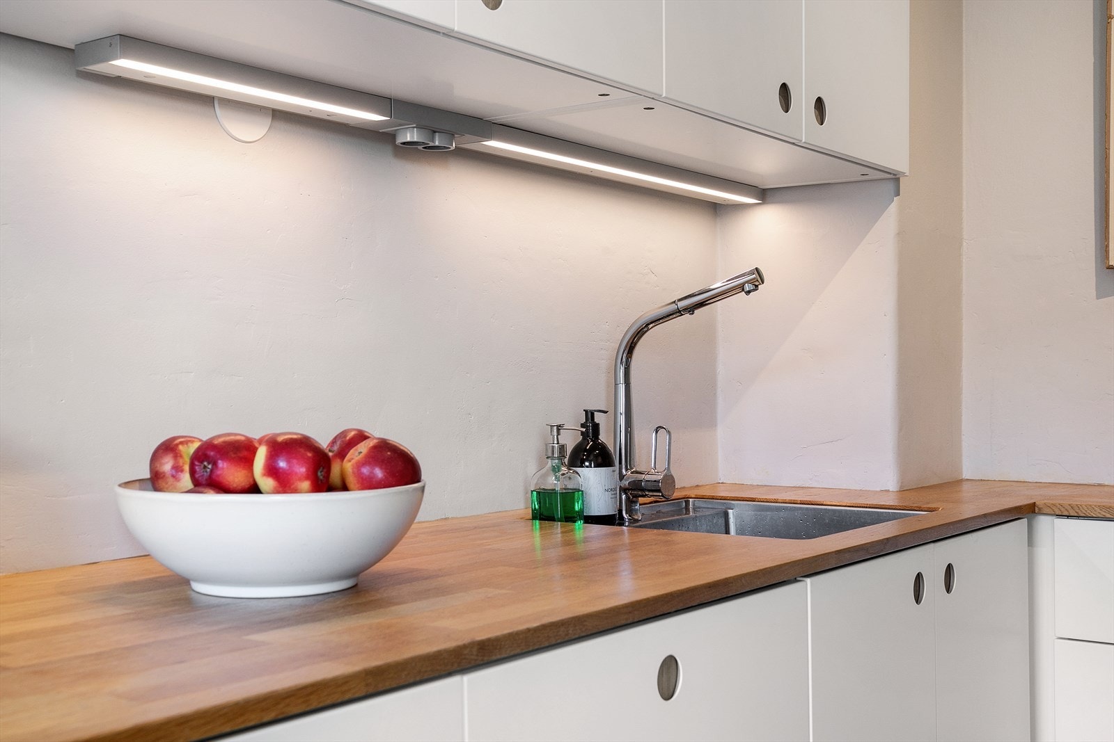 Her er det godt med oppbevaringsplass i skuffer og skap som gjør det enkelt å holde orden. Av hvitevarer følger komfyr, platetopp, oppvaskmaskin og kjøl/fryseskap. Galleribilde