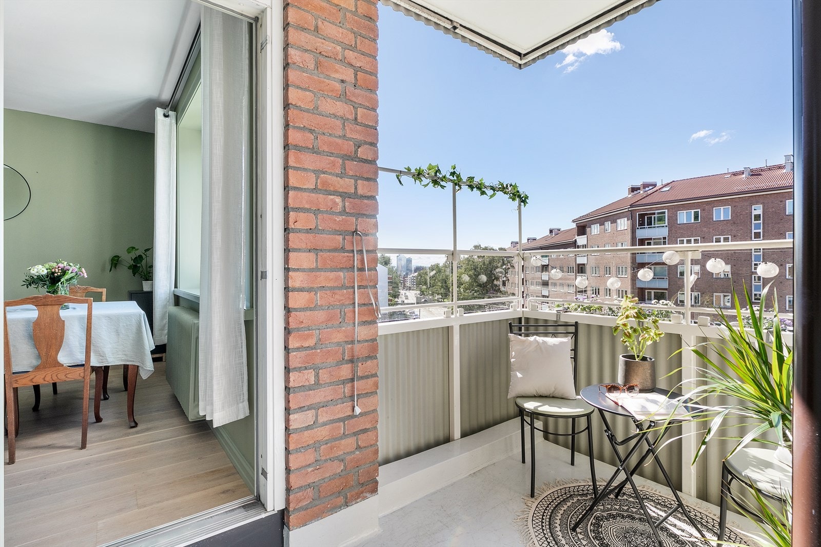 På vår- og sommerhalvåret blir balkongen som en fin forlengelse av boligen og gir mer oppholdsrom. Galleribilde