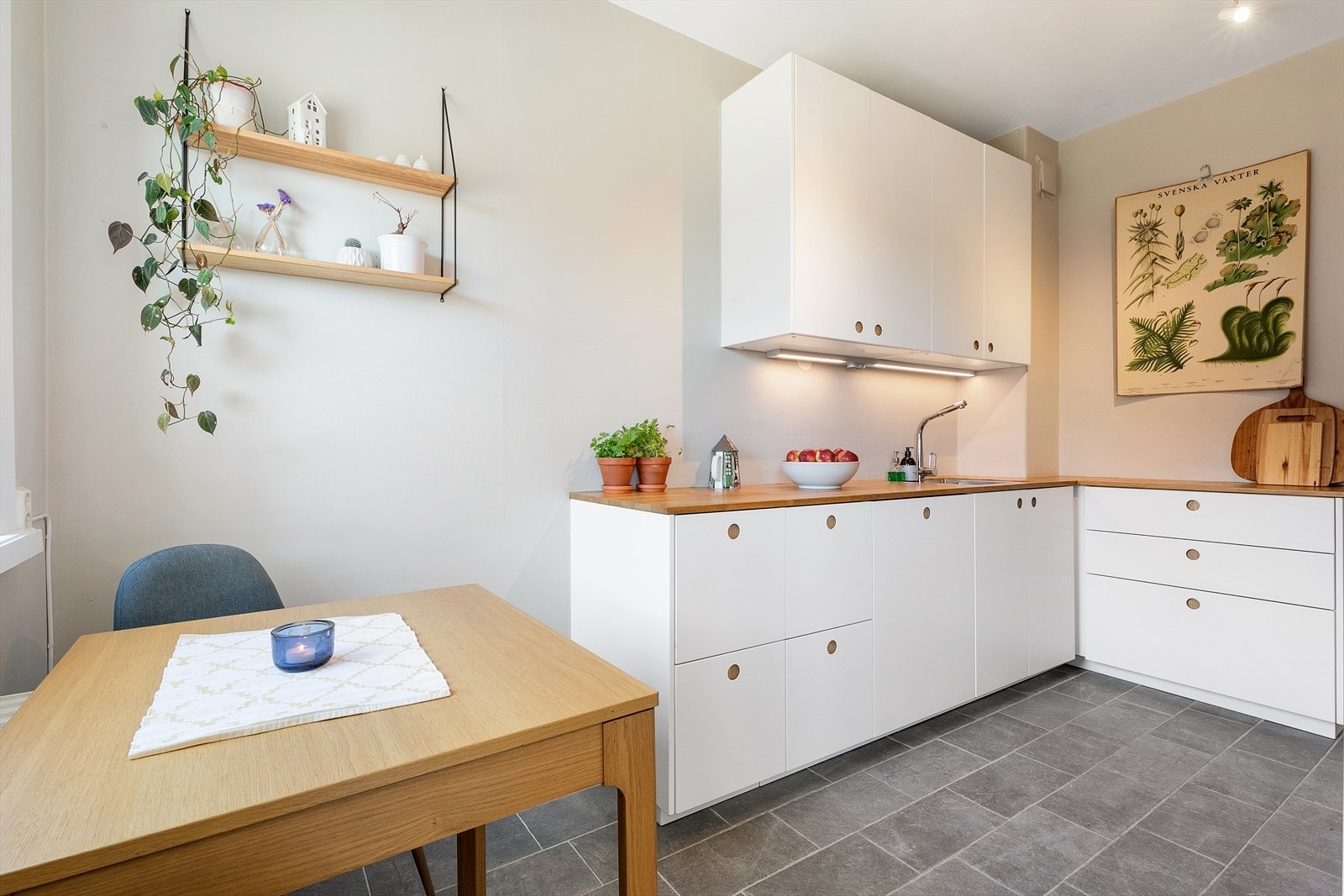 Selve kjøkkenrommet er romslig med boltreplass for flere kokker. Selve kjøkkeninnredningen er praktisk plassert langs begge langvegger i rommet. Galleribilde