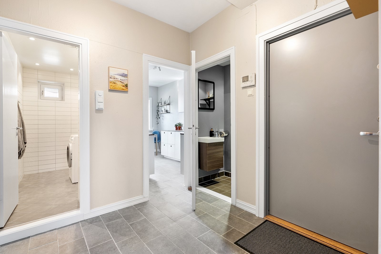 Selve gangen er romslig med adkomst til alle rom i boligen. Galleribilde