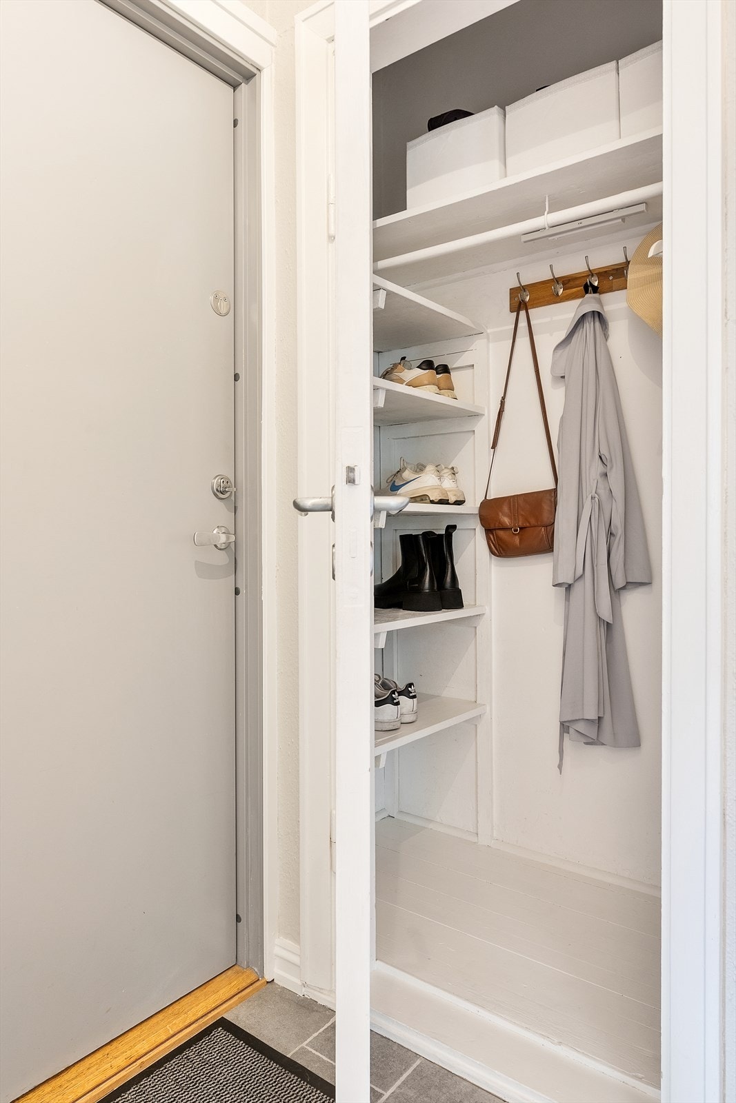 Et innvendig kott sikrer oppbevaringsplass til yttertøy og sko. Galleribilde