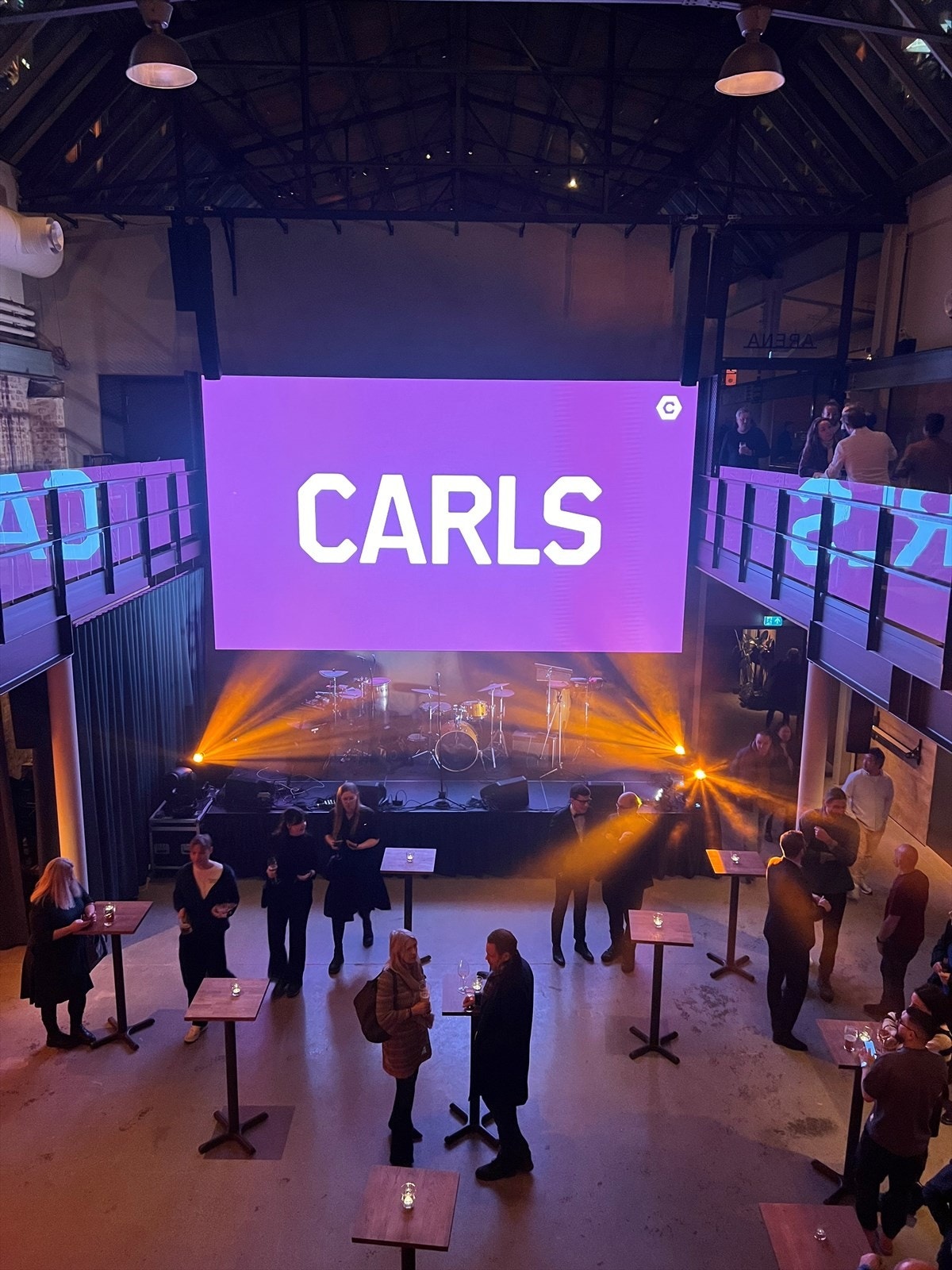 Carls er nesten 3000 kvm med store og små opplevelser, under ett og samme tak. Fordelt over en kafé & bar, restaurant, uteservering, vinbar, og to store arrangementsrom blir den gamle fabrikken igjen fylt med liv og røre! Galleribilde