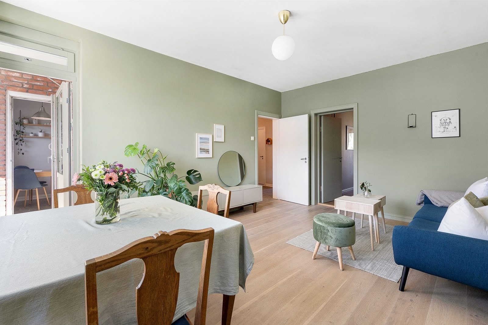 Veggene er malt i en tidløs grønntone som harmonerer fint med det lyse, slitesterke gulvet. Galleribilde