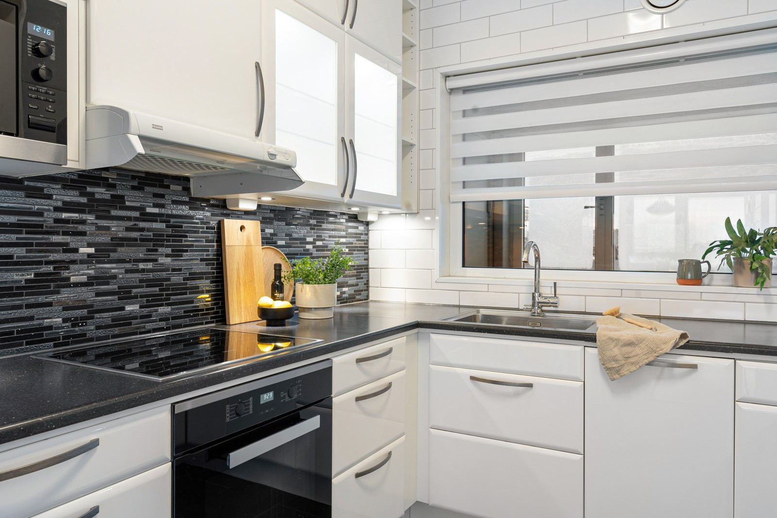 Kjøkkenet har rikelig med oppbevaring, samt at det er lyst og innbydende og med vindu over kjøkkenbenk