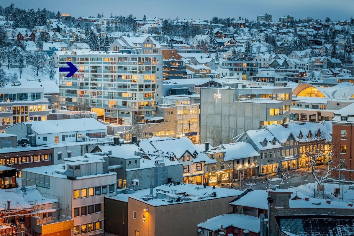 Leiligheten er beliggende midt i Tromsø sentrum med umiddelbar nærhet til alle sentrums fasiliteter