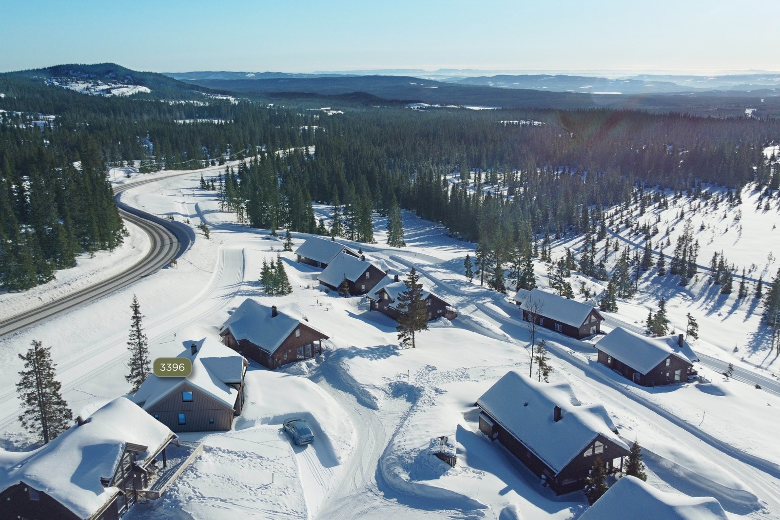 Hytte 3396 ligger fint til med fin utsikt og skispor rett bak hytteveggen Galleribilde