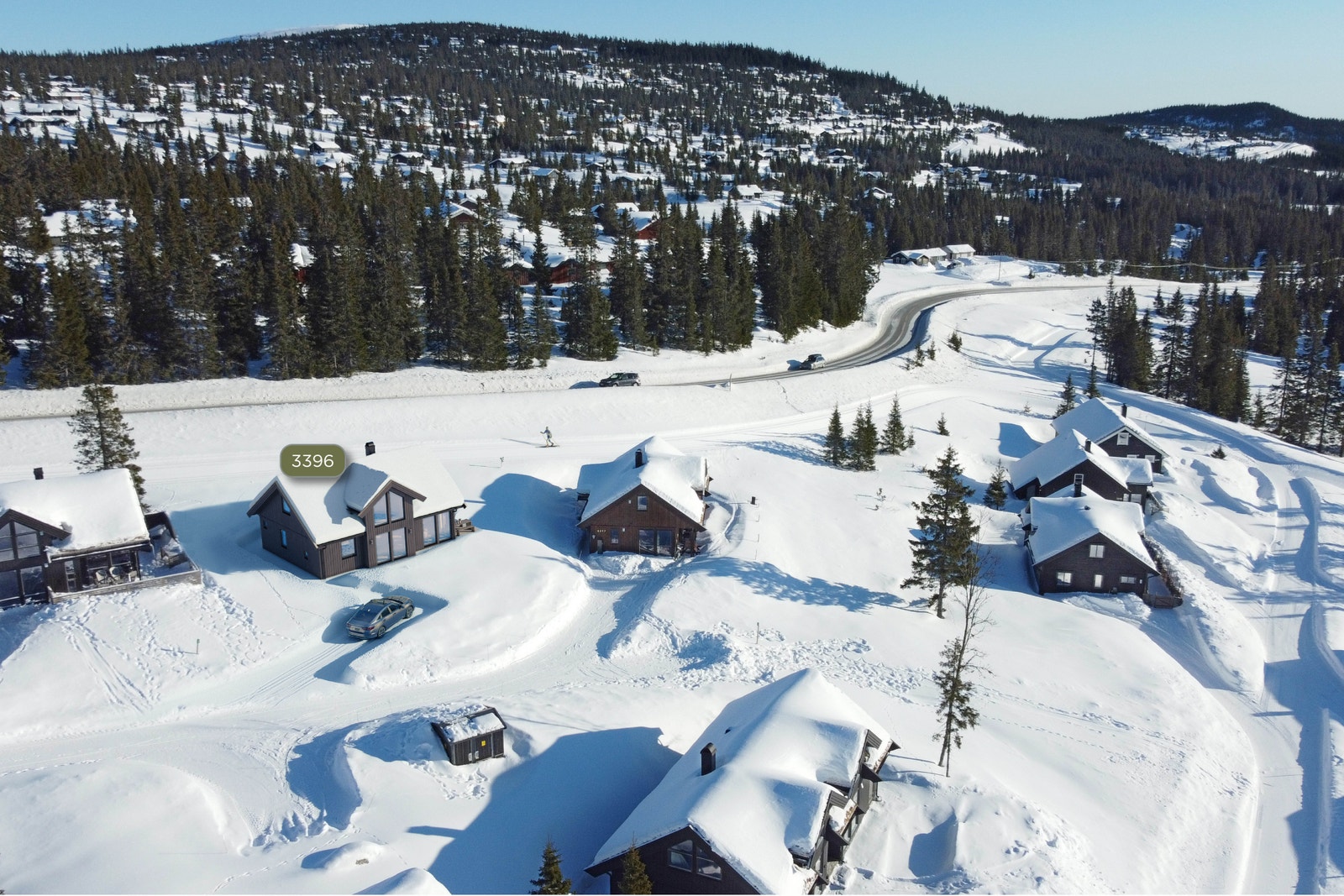 Hytte 3396 ligger fint til med fin utsikt og skispor rett bak hytteveggen Galleribilde