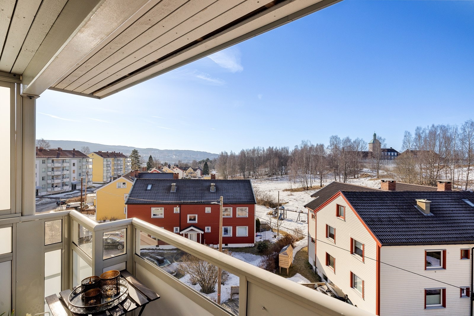 - Det er svært gode lys- og solforhold på balkongen - Galleribilde