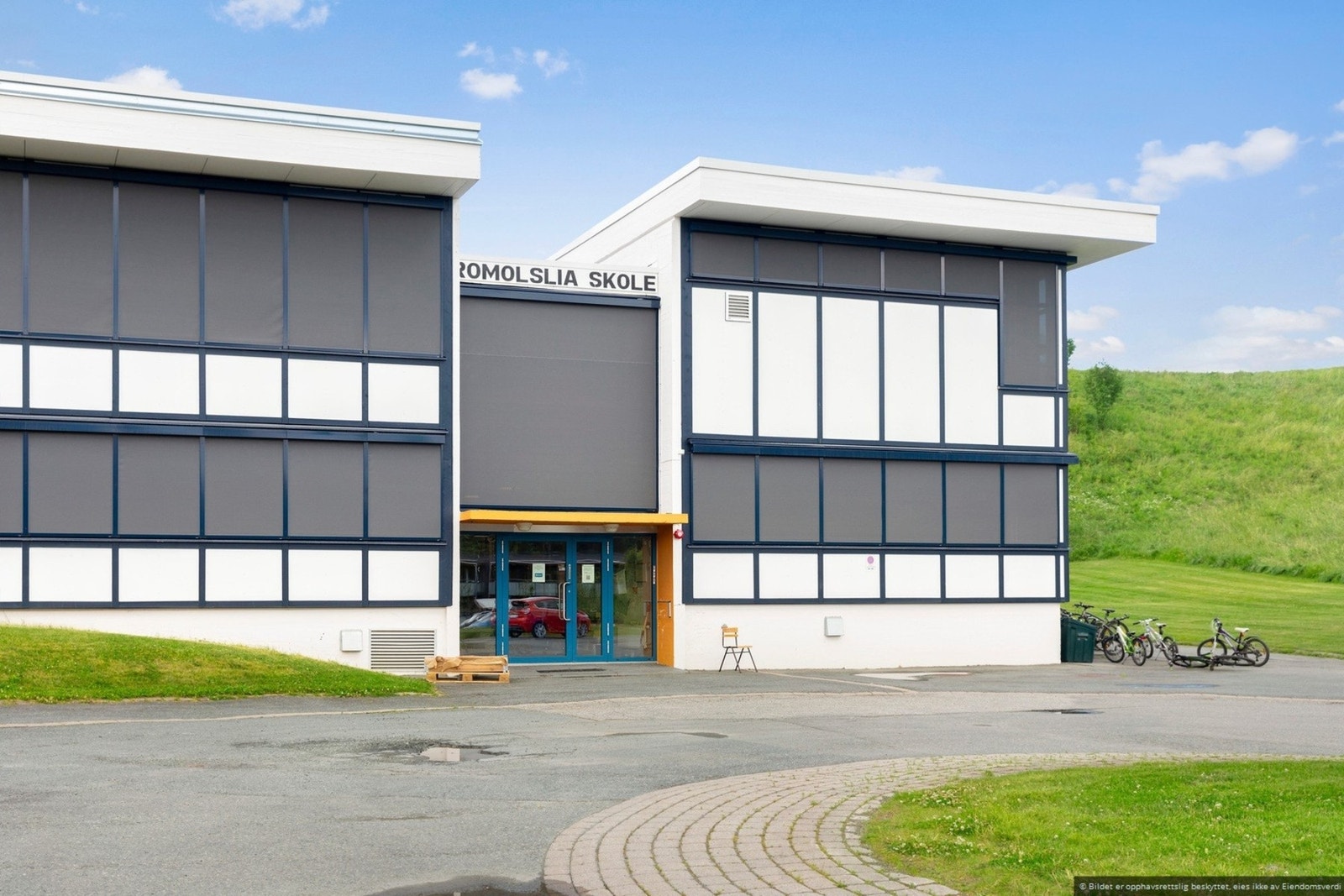 Nærområde - Romolslia skole like ved Galleribilde