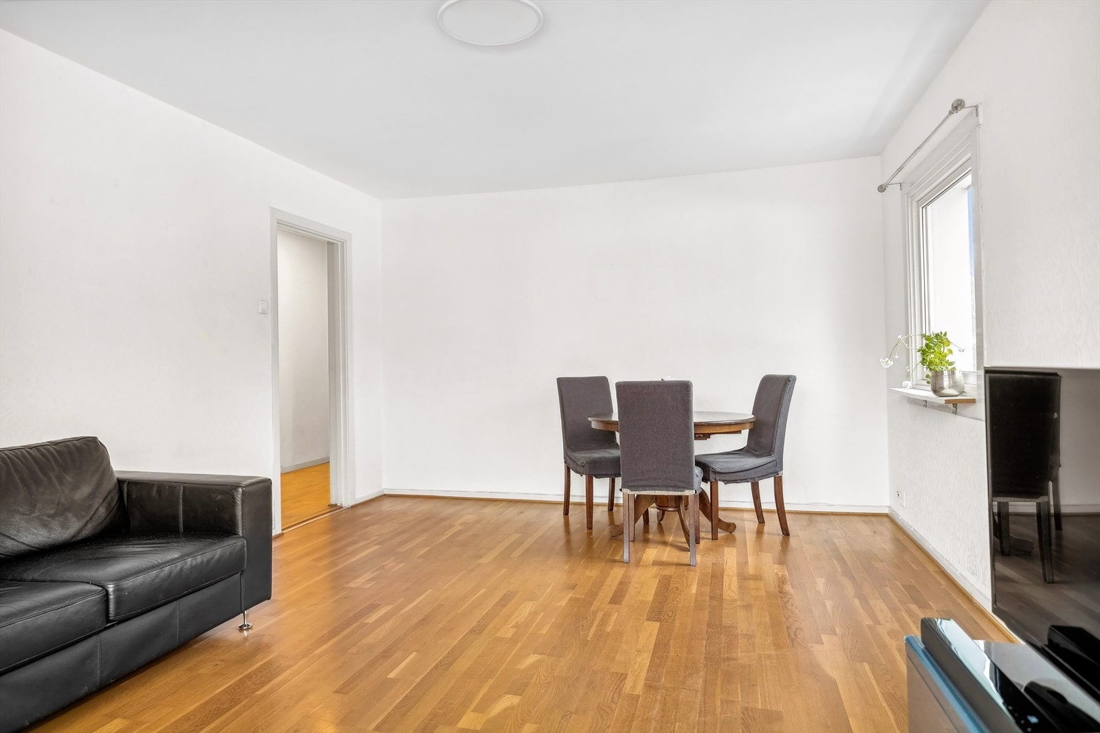 Den arealeffektive planløsningen gjør det enkelt å innrede med stuemøblement, og det er godt med plass til både sofa- og spisegruppe. Galleribilde