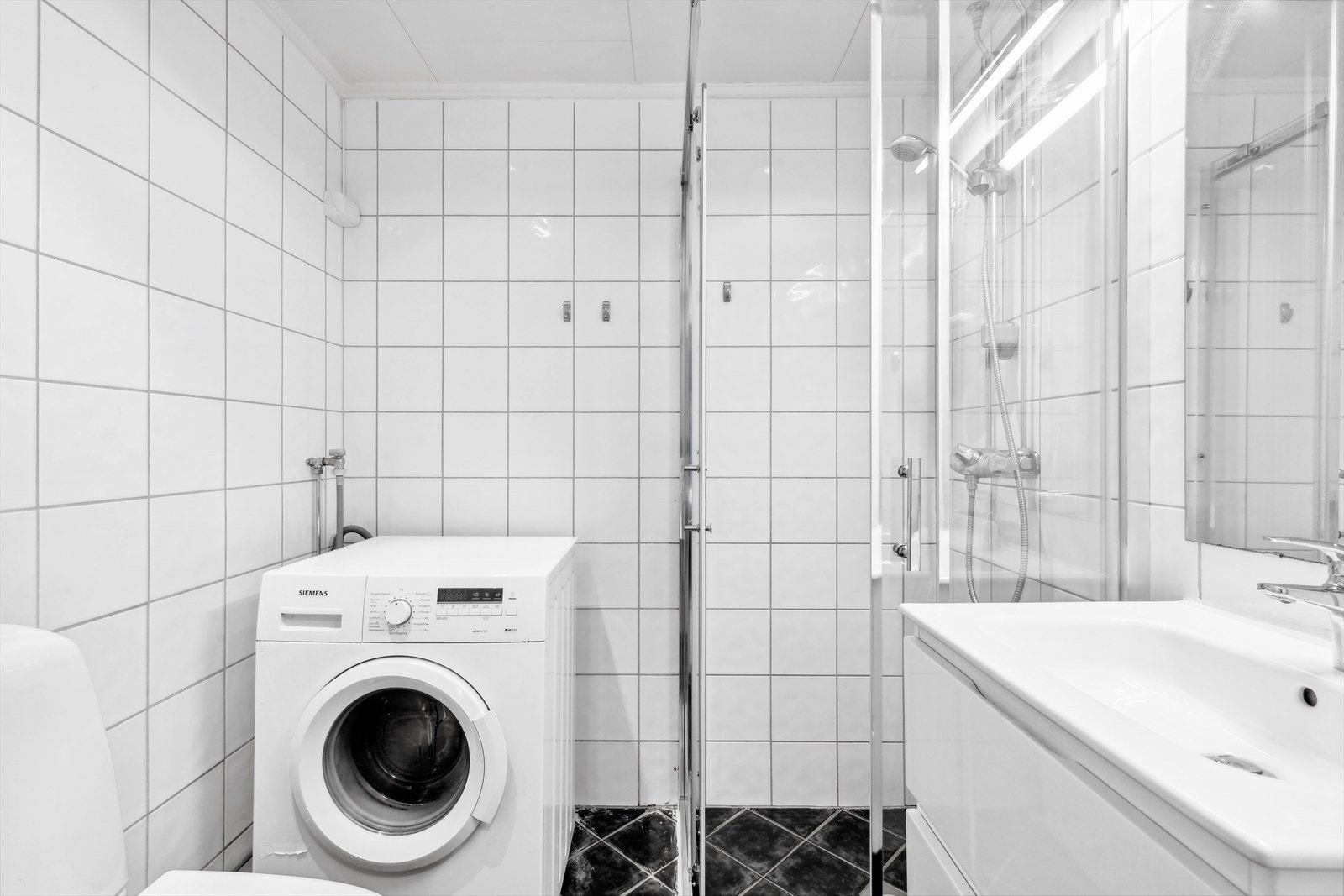 Leiligheten inneholder et pent, flislagt bad med behagelige varmekabler i gulvet. Galleribilde