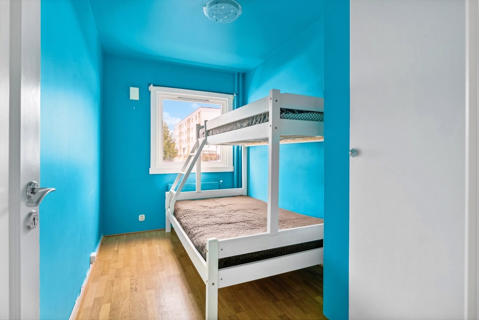 Hvert soverom har god plass til seng og diverse annet møblement som nattbord, lamper, skuffer og sminkebord. Galleribilde