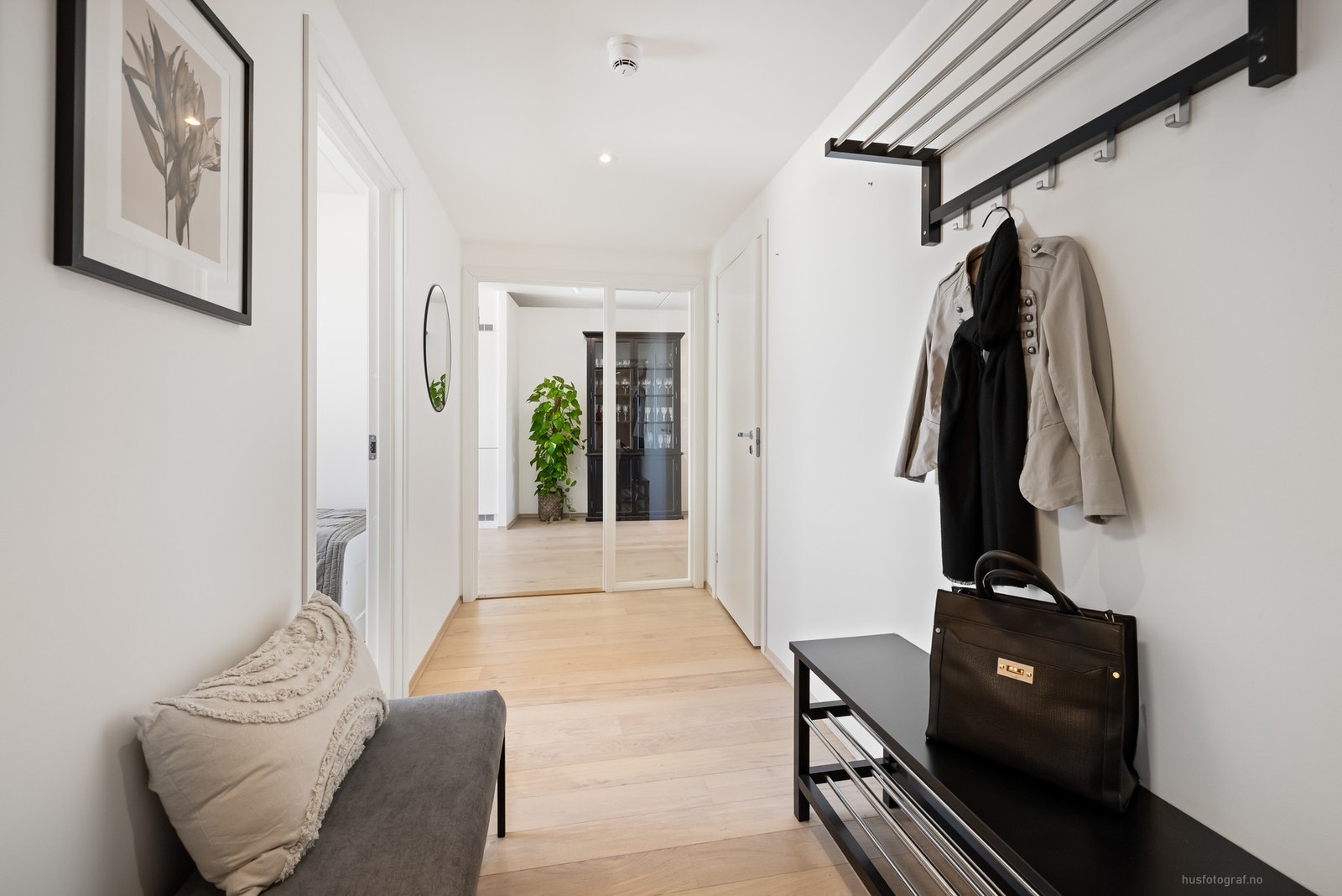 Lys entré med downlights og plass til garderobeløsning Galleribilde