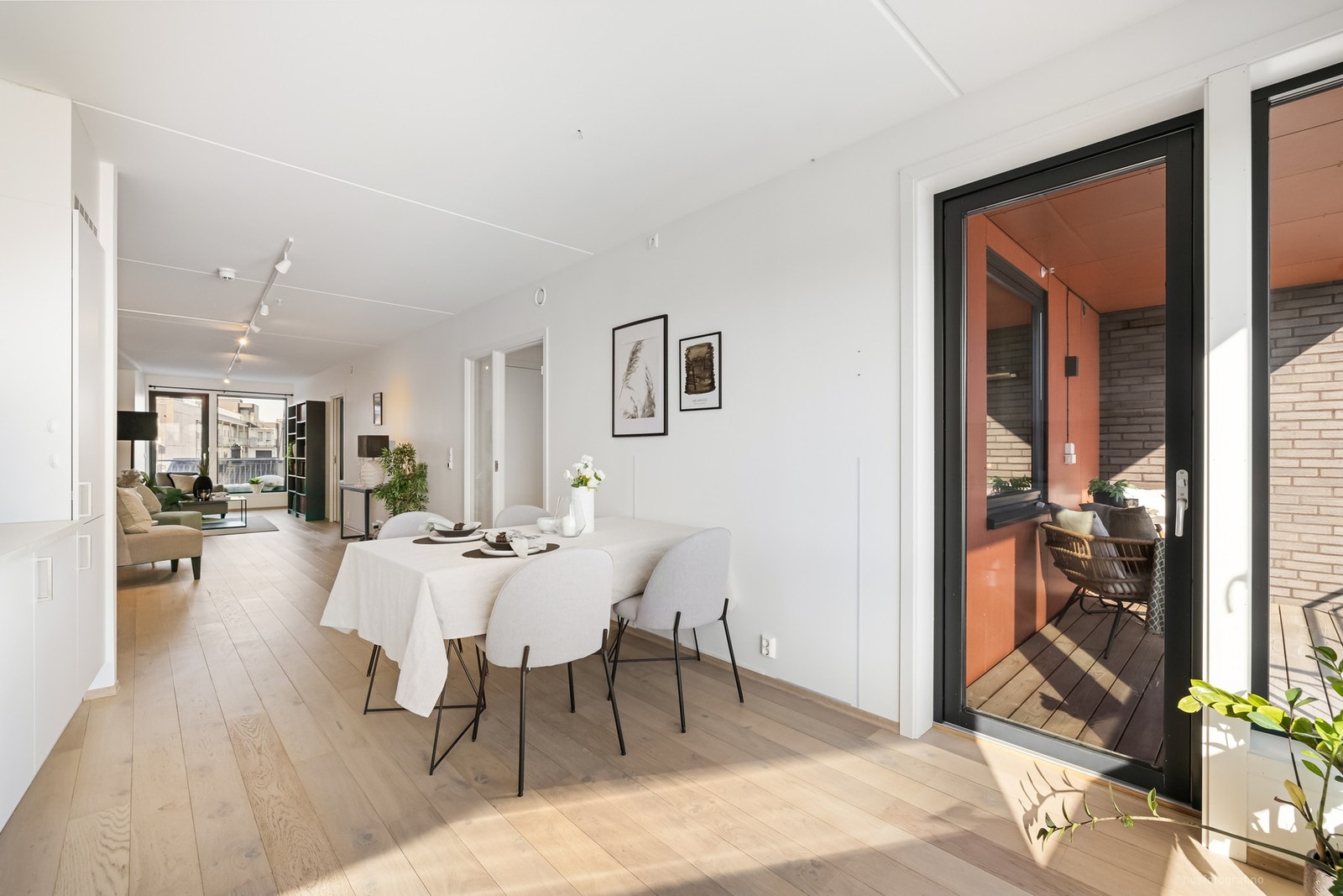 Fin spiseplass på kjøkken og utgang østvendt balkong mot parken Galleribilde