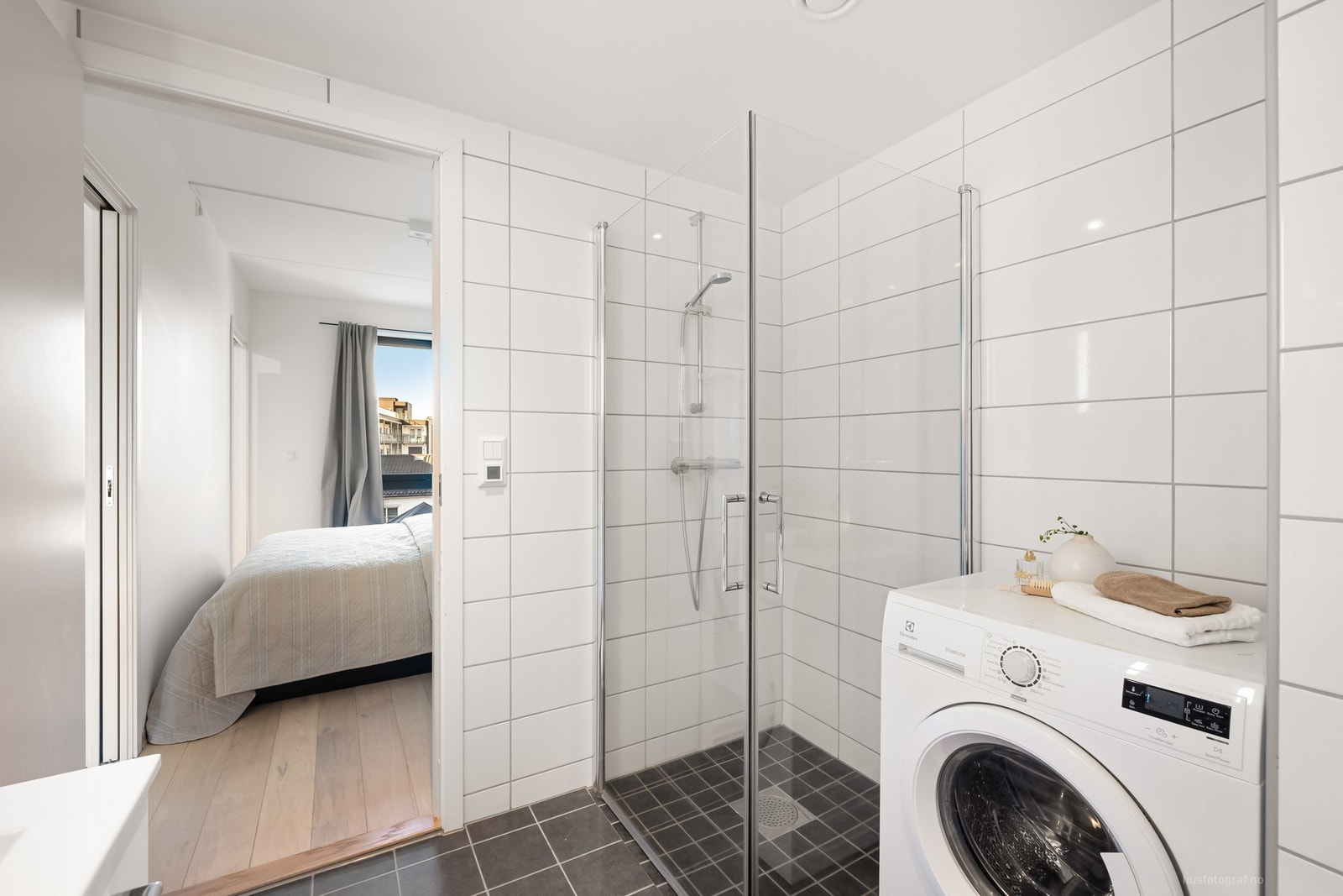 Bad med adkomst fra hovedsoverom - vaskemuligheter Galleribilde